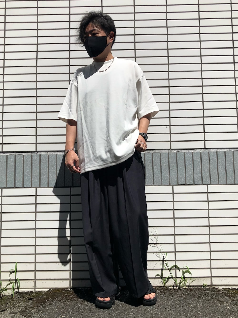 「みんなの白Tフェス、休日コーデ、夏コーデ、オーバーサイズ、夏だ！Tシャツ着よう！、シンプルスタイル、白Tシャツ、スラックス、ワイドスラックス、低身長コーデ、厚底サンダル、シルバーアクセサリー、相互フォロー、プチプラ、サンダル」｜「NIKEのナイキ エア マックス ココ ウィメンズサンダル / Nike Air Max Koko Women's Sandals CI8798-003 Black（サンダル、ブラック系）」を使った、らっしー［相互フォロー］さん（メンズ・169cm）の夏コーディネートの3枚目の写真