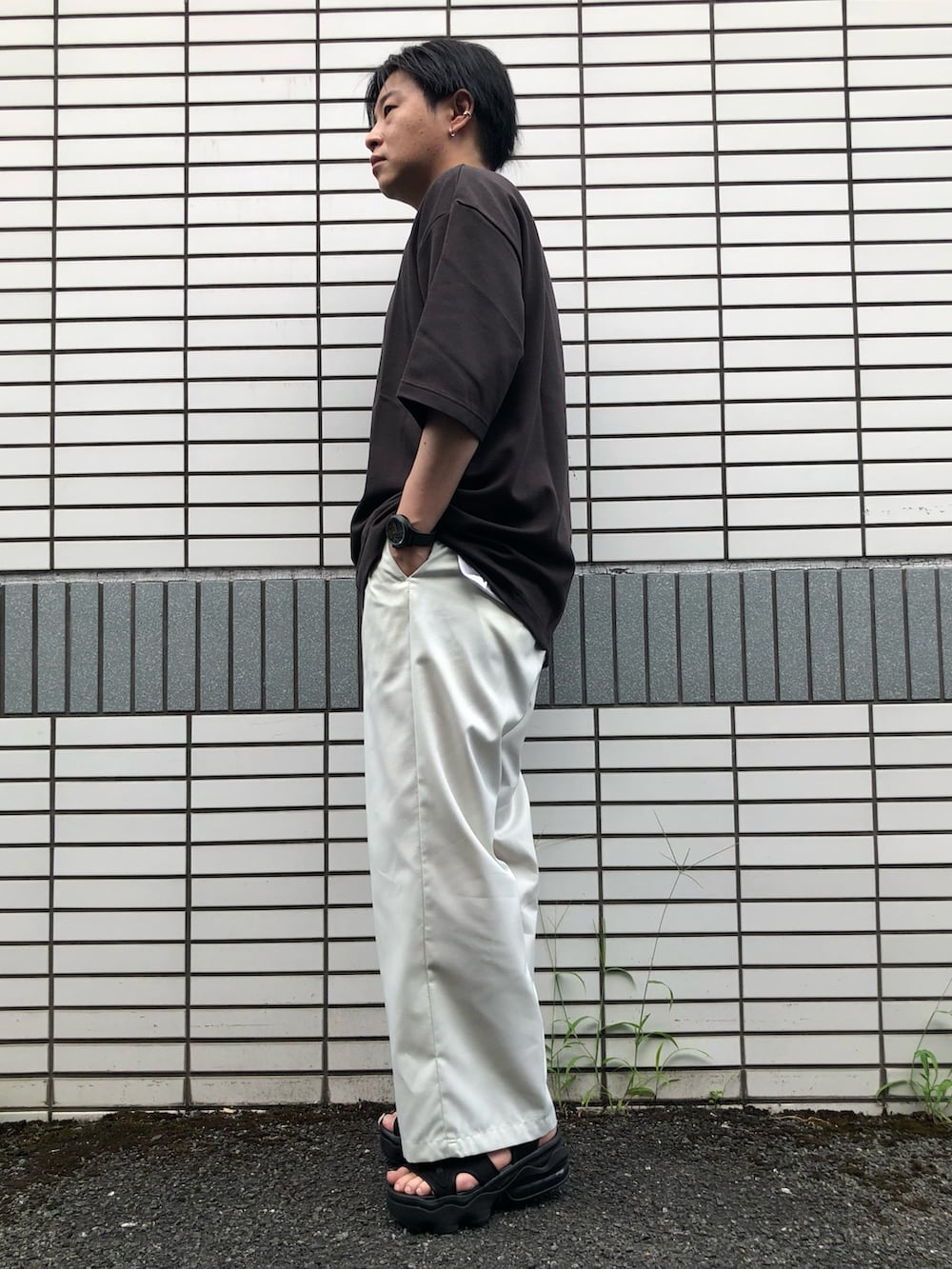 「シンプルコーデ、ビッグシルエット、夏だ！Tシャツ着よう！、低身長、UNIQLO U、厚底サンダル、スラックス、白ボトム、シルバーアクセサリー、リラックススタイル、白スラックス、相互フォロー、プチプラ、NIKE」｜「NIKEのナイキ エア マックス ココ ウィメンズサンダル / Nike Air Max Koko Women's Sandals CI8798-003 Black（サンダル、ブラック系）」を使った、らっしー［相互フォロー］さん（メンズ・169cm）の夏コーディネートの2枚目の写真
