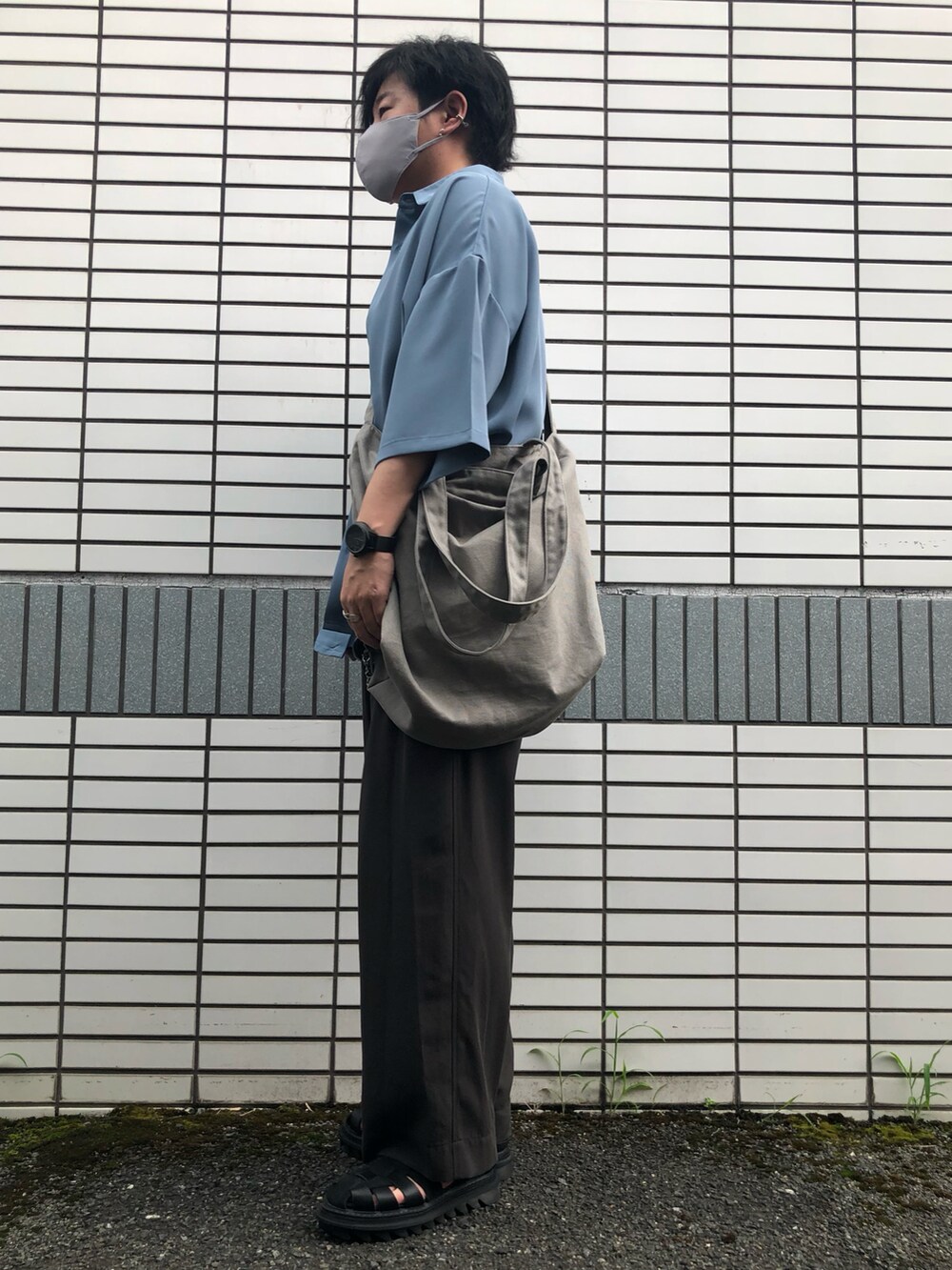 「夏コーデ、カジュアルコーデ、シンプルスタイル、きれいめカジュアル、スラックス、WYM LIDNM、グルカサンダル、ワイドスラックス、オーバーサイズ、半袖シャツ、ブルーシャツ、デカバッグ、シルバーアクセサリー、相互フォロー、さわやかコーデ」｜「WYM LIDNMのSUEDE COMBINATION SHARK SOLE GURKHA（サンダル、ブラック系）」を使った、らっしー［相互フォロー］さん（メンズ・169cm）の夏コーディネートの2枚目の写真