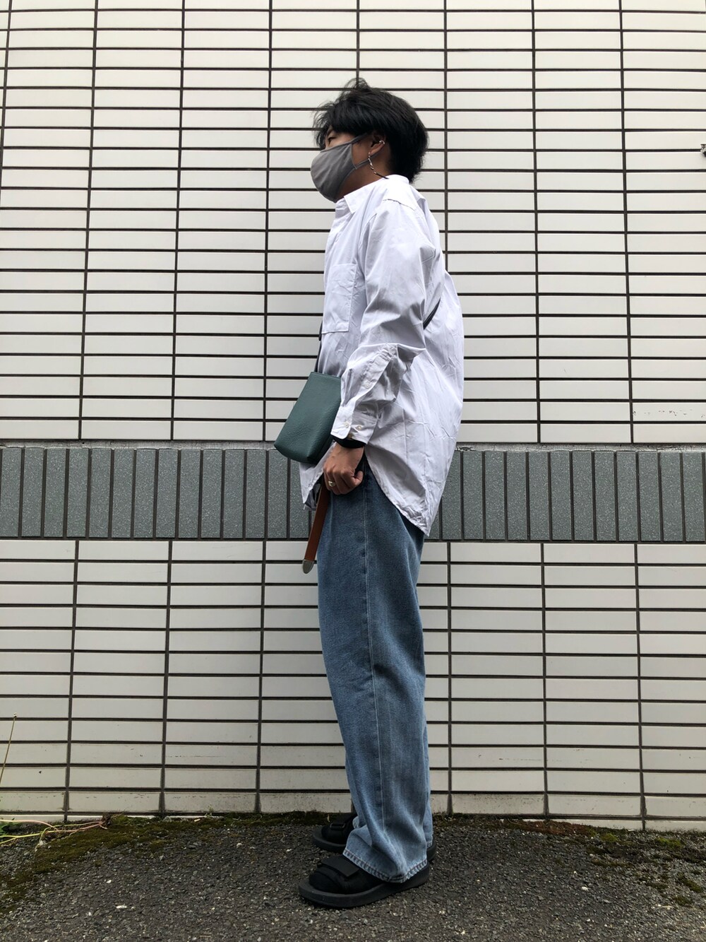 「シンプル、春コーデ、シンプルコーデ、リラックススタイル、プチプラ、白シャツ、ミニバッグ、デニム、サンダル、靴下 × サンダル、UNIQLO、youtube、相互フォロー、シャツスタイル」｜「UNIQLOのアイテム（サンダル、ブラック系）」を使った、らっしー［相互フォロー］さん（メンズ・169cm）の春コーディネートの3枚目の写真