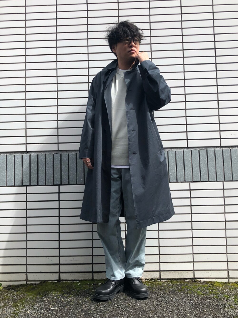 「春服デビュー宣言、休日コーデ、メンズコーデ、春コーデ、ステンカラーコート、淡色コーデ、デニム、ワイドデニム、春ニット、UNIQLO U、GU、tk.TAKEO KIKUCHI、大人カジュアル、相互フォロー」｜「tk.TAKEO KIKUCHIのスクエア3ホールボリュームシューズ（ドレスシューズ、ブラック系）」を使った、らっしー［相互フォロー］さん（メンズ・169cm）の春コーディネートの2枚目の写真