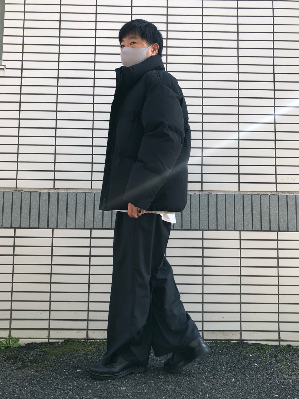 「冬コーデ、ダウンジャケット、グレー、ニット、ワイドパンツ、革靴、WYM、Nilway、休日スタイル、今日のコーデ、カジュアル、シンプルコーデ、ゆったりコーデ、相互フォロー」｜「GU ¥3990のリアルレザーＵチップシューズ（シューズ、ブラック系）」を使った、らっしー［相互フォロー］さん（メンズ・169cm）の冬コーディネートの4枚目の写真