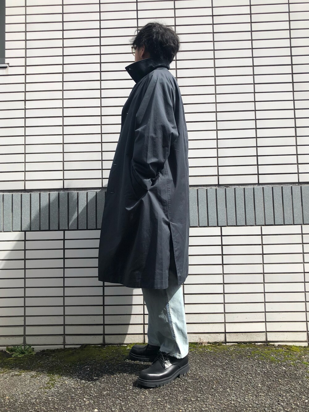 「春服デビュー宣言、休日コーデ、メンズコーデ、春コーデ、ステンカラーコート、淡色コーデ、デニム、ワイドデニム、春ニット、UNIQLO U、GU、tk.TAKEO KIKUCHI、大人カジュアル、相互フォロー」｜「tk.TAKEO KIKUCHIのスクエア3ホールボリュームシューズ（ドレスシューズ、ブラック系）」を使った、らっしー［相互フォロー］さん（メンズ・169cm）の春コーディネートの4枚目の写真