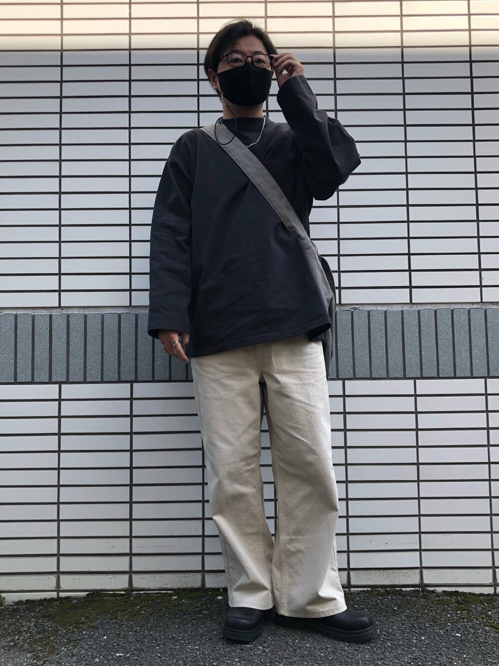 「オトナカジュアル、春コーデ、オーバーサイズ、いいね、save、フォローお願いします🤑、メンズコーデ、WYM、デカバッグ、革靴、バギーデニム、ロンT、UNIQLO、tk.TAKEO KIKUCHI、メガネ男子、花見、相互フォロー」｜「tk.TAKEO KIKUCHIのスクエア3ホールボリュームシューズ（ドレスシューズ、ブラック系）」を使った、らっしー［相互フォロー］さん（メンズ・169cm）の春コーディネートの4枚目の写真