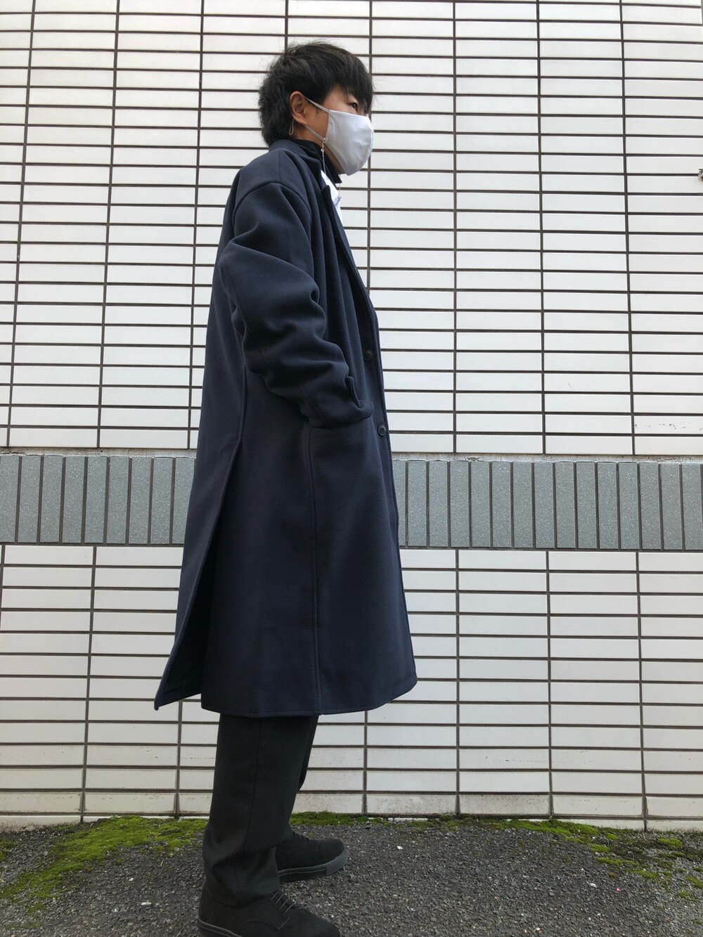 「クリスマスに着たい服、休日スタイル、きれいめコーディネート、ビックシルエット、アウター、チェスターコート、ネイビー、ロングコート、カーディガン、ブラック、ワイドパンツ、黒パンツ、ハイネック、レイヤードスタイル」｜「AZUL by moussyのECO SUEDE LACE-UP SHOES／エコスエードレースアップシューズ（ドレスシューズ、ブラック系）」を使った、らっしー［相互フォロー］さん（メンズ・169cm）の冬コーディネートの2枚目の写真