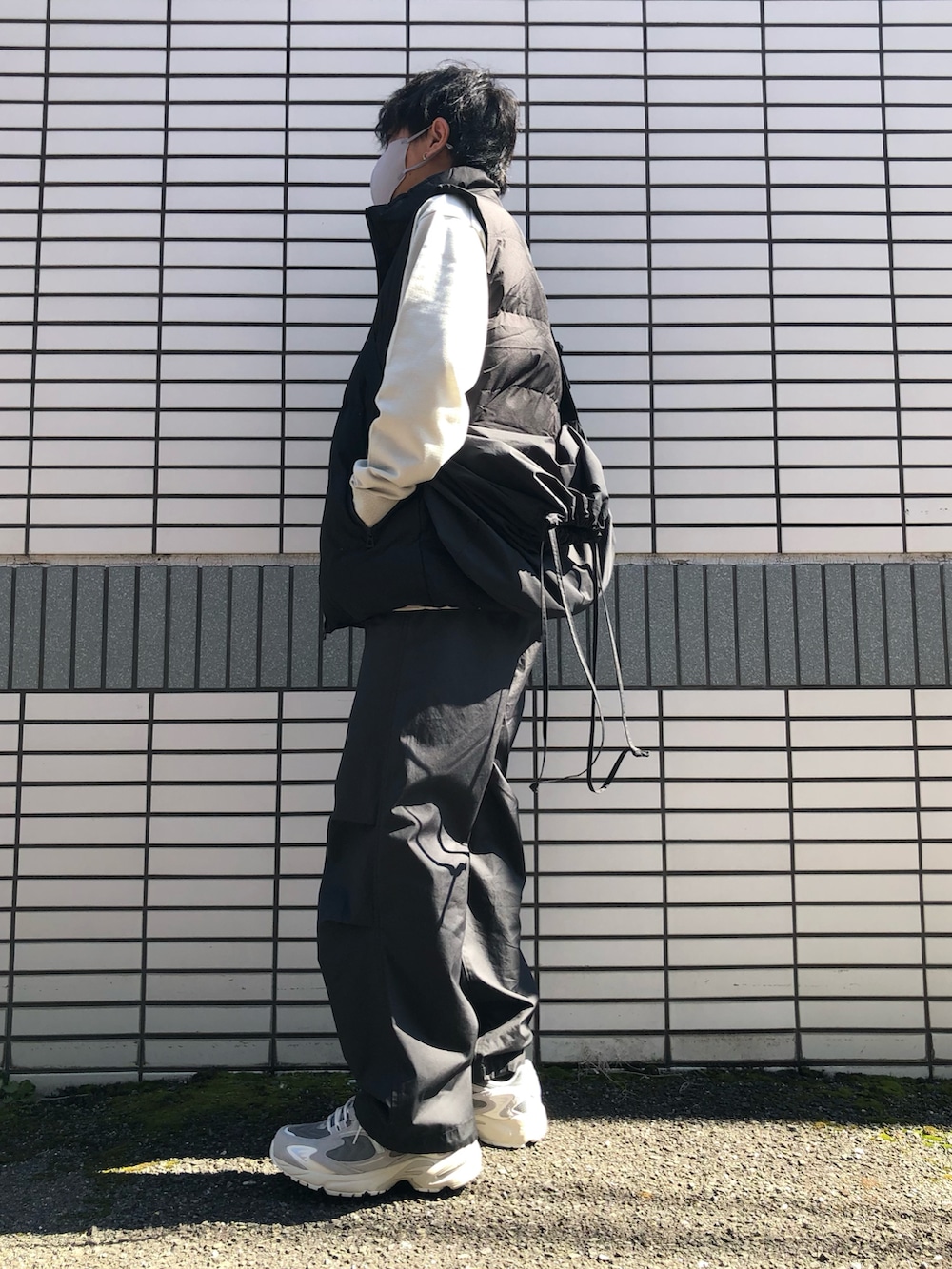 「休日スタイル、春コーデ、プチプラ、ダウンベスト、春ニット、パラシュートパンツ、ニューバランス、725、UNIQLO U、スポーツミックス、カジュアルコーデ、ショルダーバッグ、グレー、相互フォロー」｜「NEW BALANCEのNew Balance ML725AA / ニューバランス ML725AA（スニーカー、グレー系）」を使った、らっしー［相互フォロー］さん（メンズ・169cm）の冬コーディネートの3枚目の写真