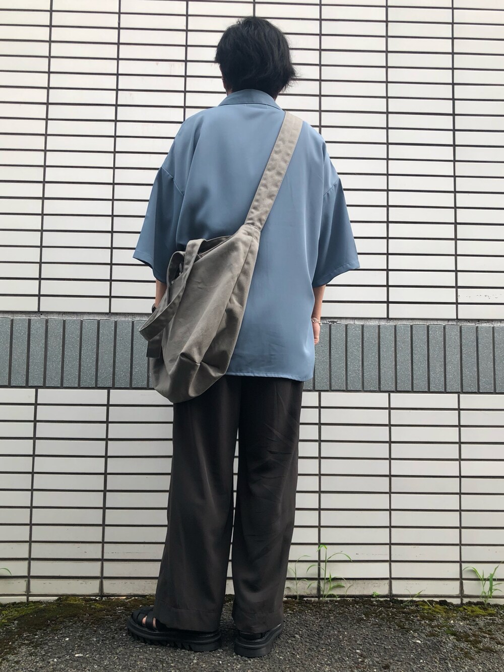 「夏コーデ、カジュアルコーデ、シンプルスタイル、きれいめカジュアル、スラックス、WYM LIDNM、グルカサンダル、ワイドスラックス、オーバーサイズ、半袖シャツ、ブルーシャツ、デカバッグ、シルバーアクセサリー、相互フォロー、さわやかコーデ」｜「WYM LIDNMのSUEDE COMBINATION SHARK SOLE GURKHA（サンダル、ブラック系）」を使った、らっしー［相互フォロー］さん（メンズ・169cm）の夏コーディネートの3枚目の写真