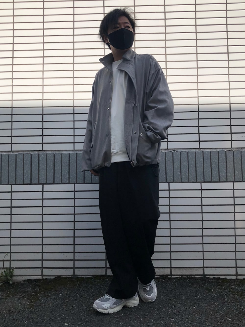 「スポーツミックス、テック系、ニユーバランス、ニューバランス725、ワイドスラックス、UNIQLO U、スウェット、スニーカーコーデ、ブルゾン、きれいめカジュアル、春コーデ、オーバーサイズ、プチプラ、相互フォロー」｜「NEW BALANCEのNew Balance ML725AA / ニューバランス ML725AA（スニーカー、グレー系）」を使った、らっしー［相互フォロー］さん（メンズ・169cm）の春コーディネートの3枚目の写真