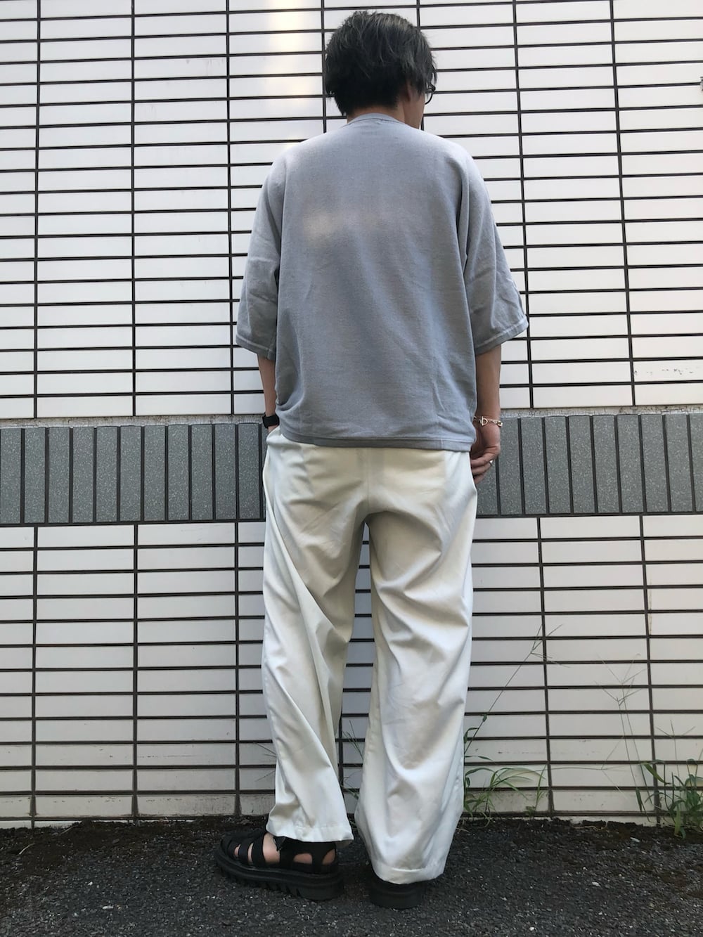 「今日のコーデ、休日コーデ、シンプルコーデ、低身長コーデ、ニットTシャツ、グルカサンダル、白スラックス、オーバーサイズ、シルバーアクセサリー、メガネ男子、オトナカジュアル、相互フォロー、淡色コーデ、WYM LIDNM」｜「WYM LIDNMのSUEDE COMBINATION SHARK SOLE GURKHA（サンダル、ブラック系）」を使った、らっしー［相互フォロー］さん（メンズ・169cm）の夏コーディネートの4枚目の写真