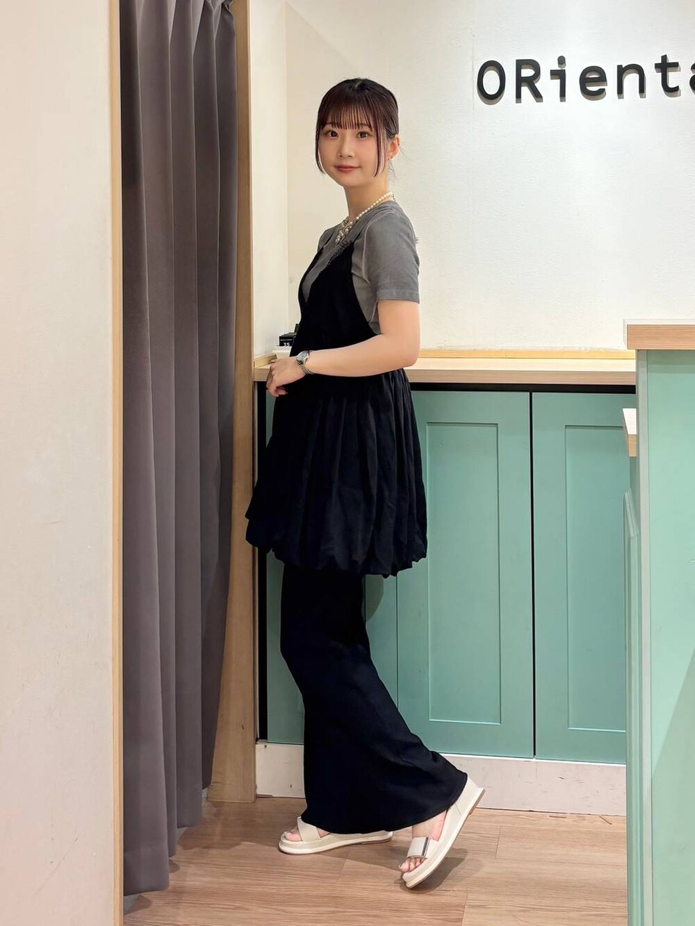 ブラウン系のサンダル、ベージュ系のサンダル、ブラック系のサンダルを着用したレディースの夏コーディネートの2枚目の写真