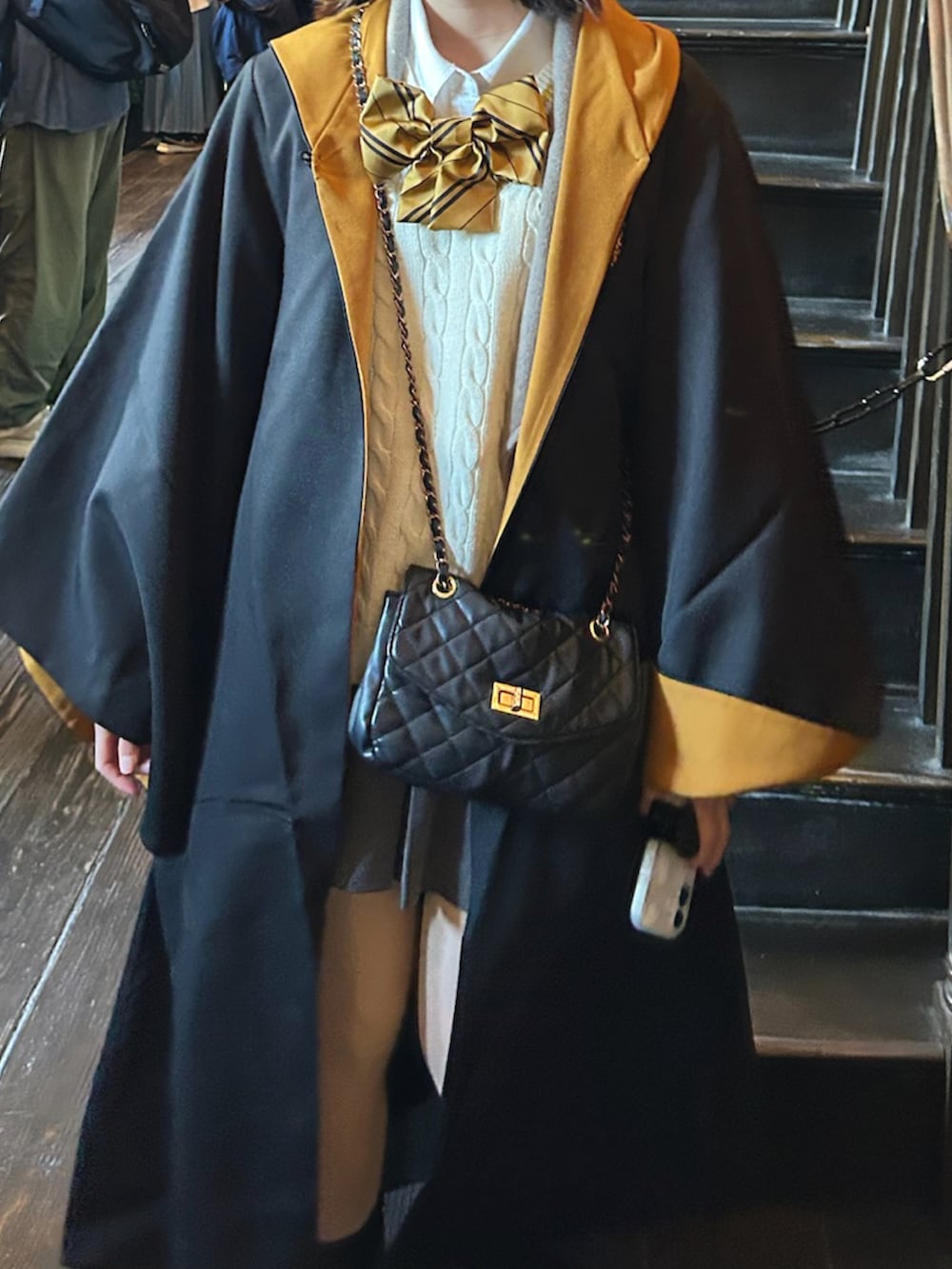 「ユニバーサルスタジオジャパン、ハリーポッター、ハリポタ、ハッフルパフ、テーマパークコーデ、ユニバ、ユニバコーデ、黄色、イエロー、マント、ローブ、USJ、USJコーデ、おでかけコーデ、スクール」｜「Heatherのワイドプリーツミニスカート2　987764（スカート、グレー系）」を使った、ゆきおさん（レディース・158cm）の春コーディネートの2枚目の写真