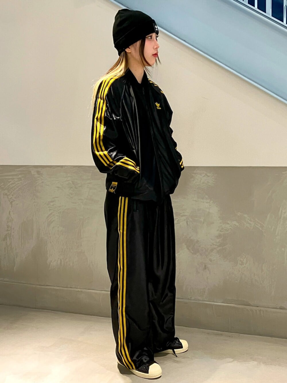 ブラック系のその他パンツ、ブラック系のシューズ、ブラック系のトップスを着用したレディースの春コーディネートの2枚目の写真