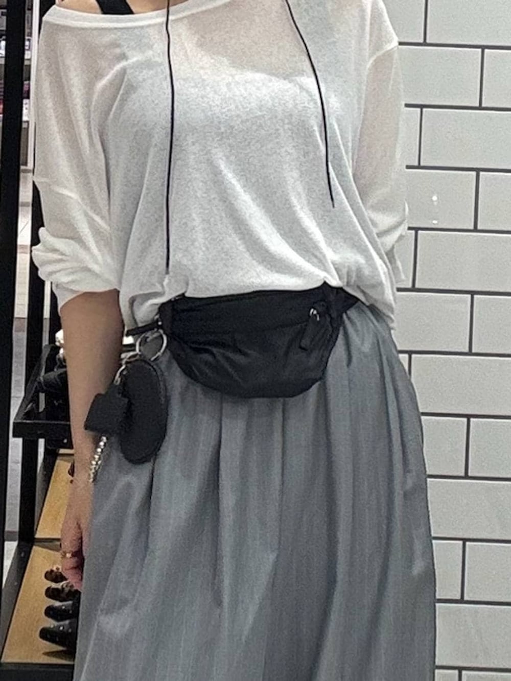 グレー系のその他パンツ、ホワイト系のTシャツ/カットソー、ブラック系のボディバッグ/ウエストポーチを着用したレディースの春コーディネートの6枚目の写真