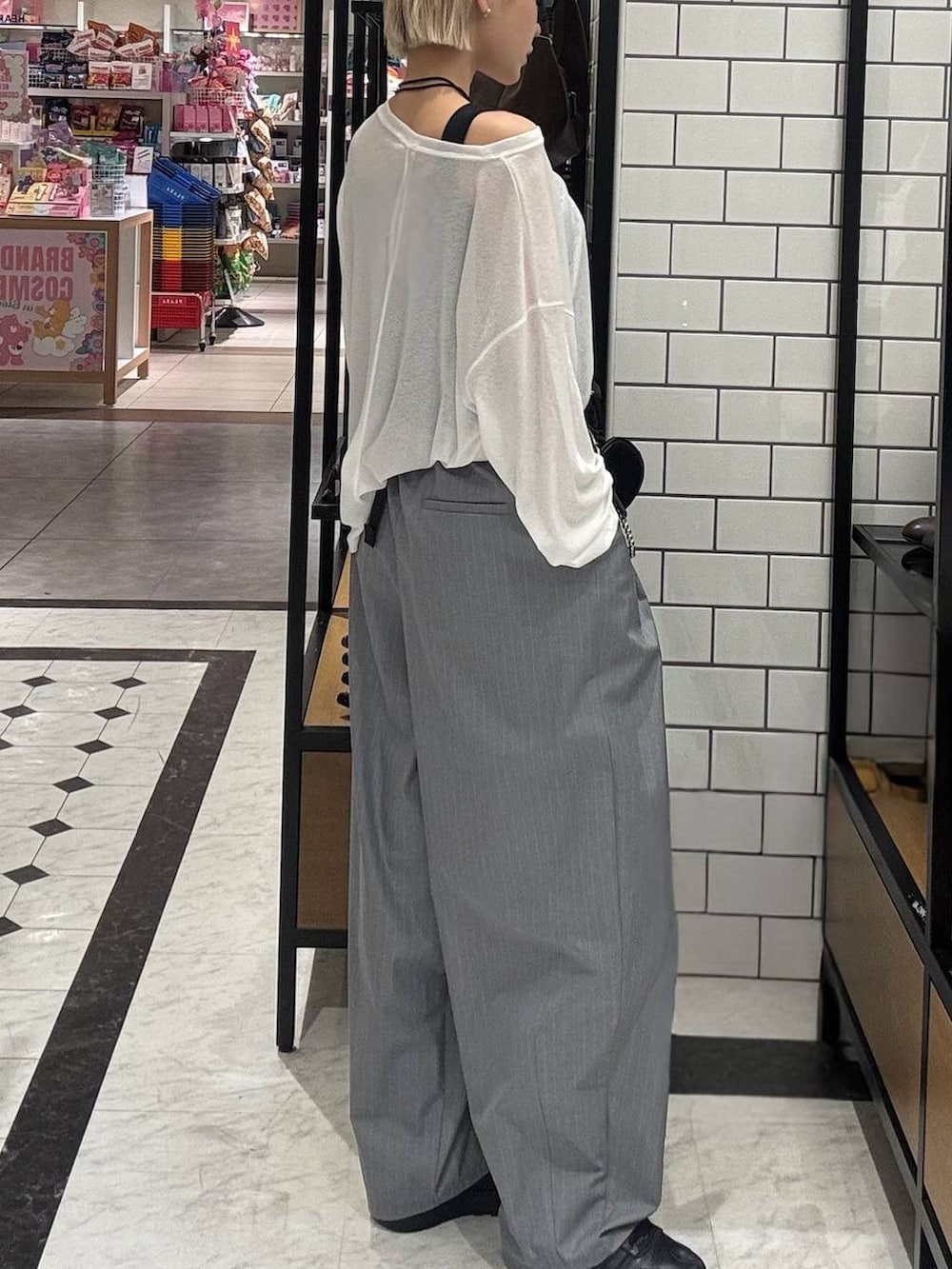 グレー系のその他パンツ、ホワイト系のTシャツ/カットソー、ブラック系のボディバッグ/ウエストポーチを着用したレディースの春コーディネートの5枚目の写真