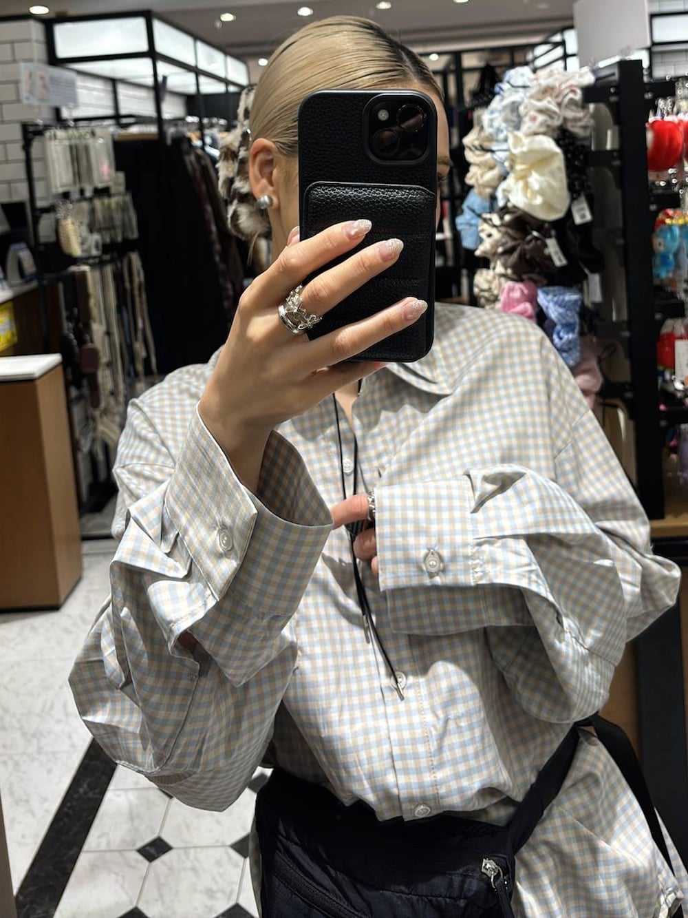 ブルー系のデニムパンツ、ブラック系のボディバッグ/ウエストポーチ、ブラック系のローファーを着用したレディースの春コーディネートの2枚目の写真