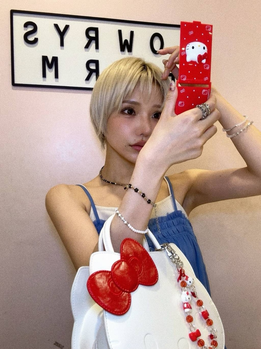 ブルー系のキャミソール、ホワイト系のシャツ/ブラウス、ホワイト系のその他パンツを着用したレディースの夏コーディネートの3枚目の写真