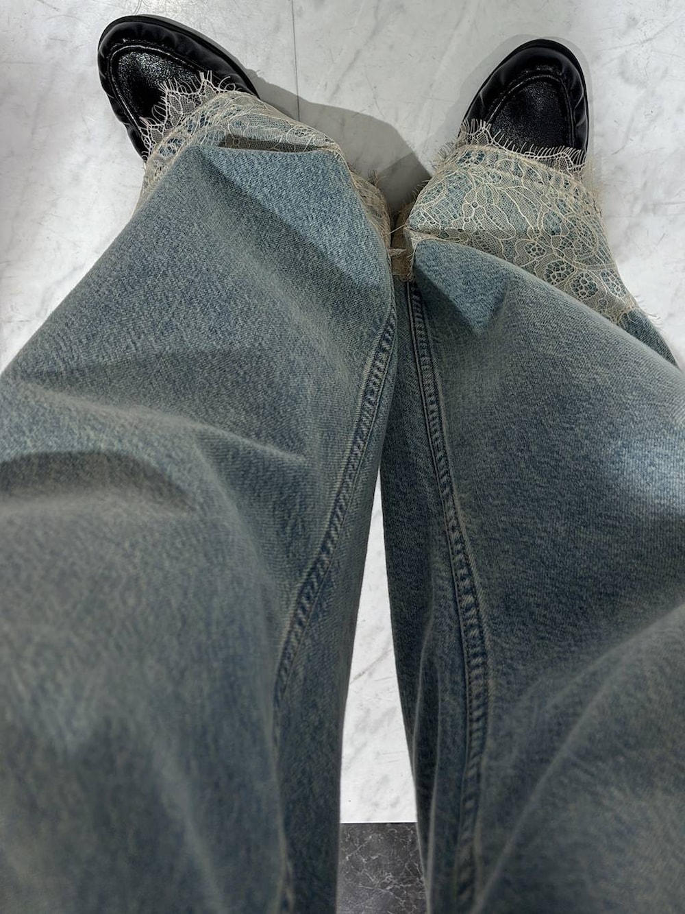 ブルー系のデニムパンツ、ブラック系のボディバッグ/ウエストポーチ、ブラック系のローファーを着用したレディースの春コーディネートの4枚目の写真