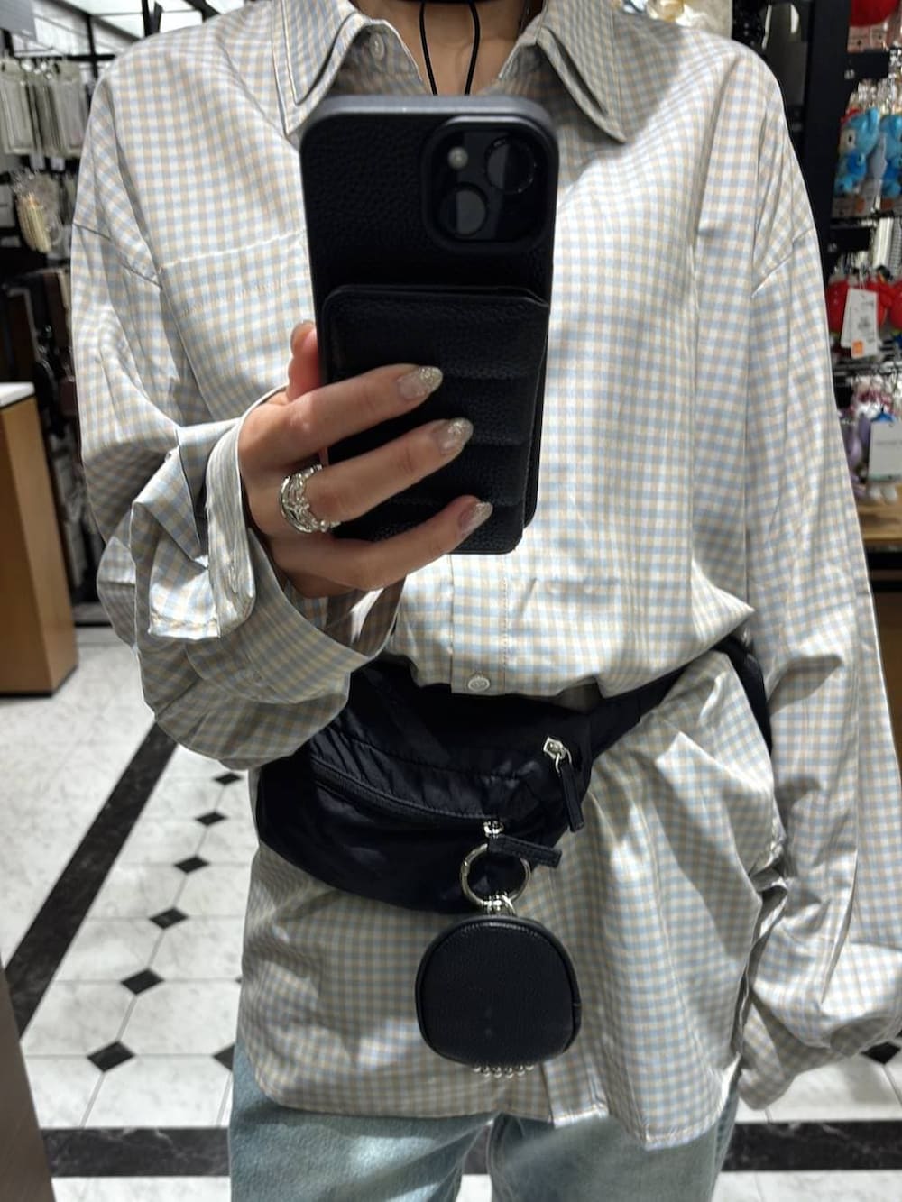 ブルー系のデニムパンツ、ブラック系のボディバッグ/ウエストポーチ、ブラック系のローファーを着用したレディースの春コーディネートの5枚目の写真