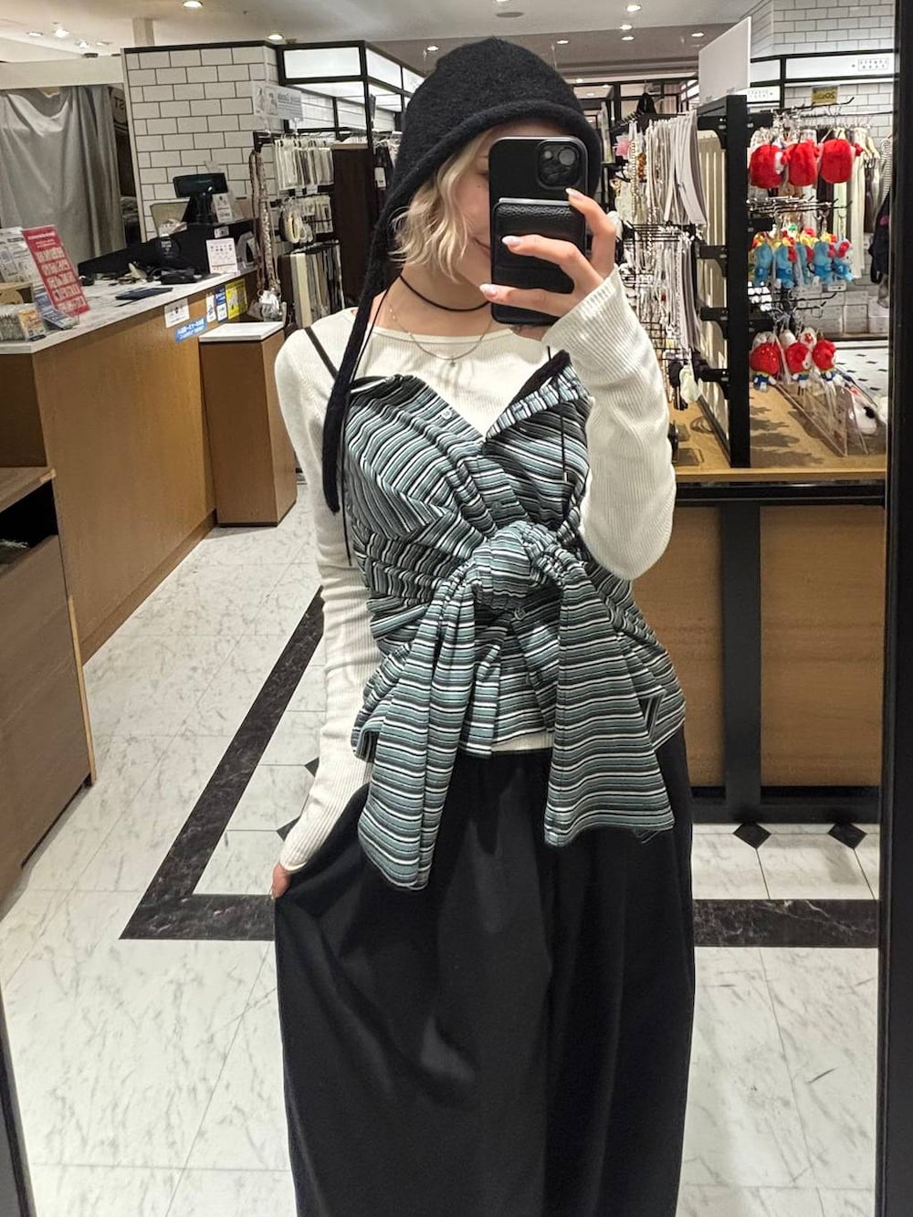 ブラック系のその他パンツ、ブラック系のボディバッグ/ウエストポーチ、ブラック系のサンダルを着用したレディースの春コーディネートの4枚目の写真