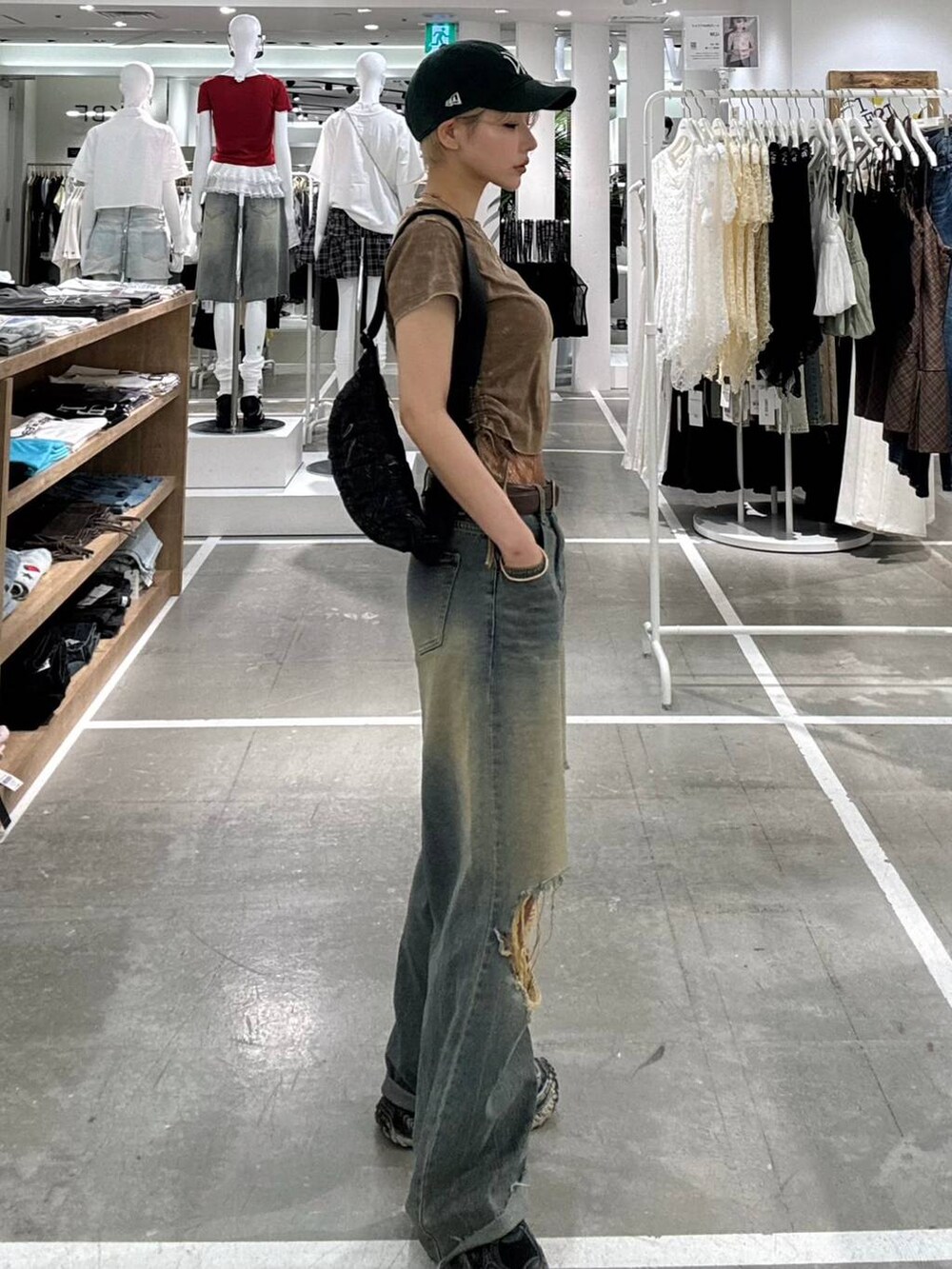 ブルー系のデニムパンツ、ブラウン系のTシャツ/カットソーを着用したレディースの夏コーディネートの2枚目の写真