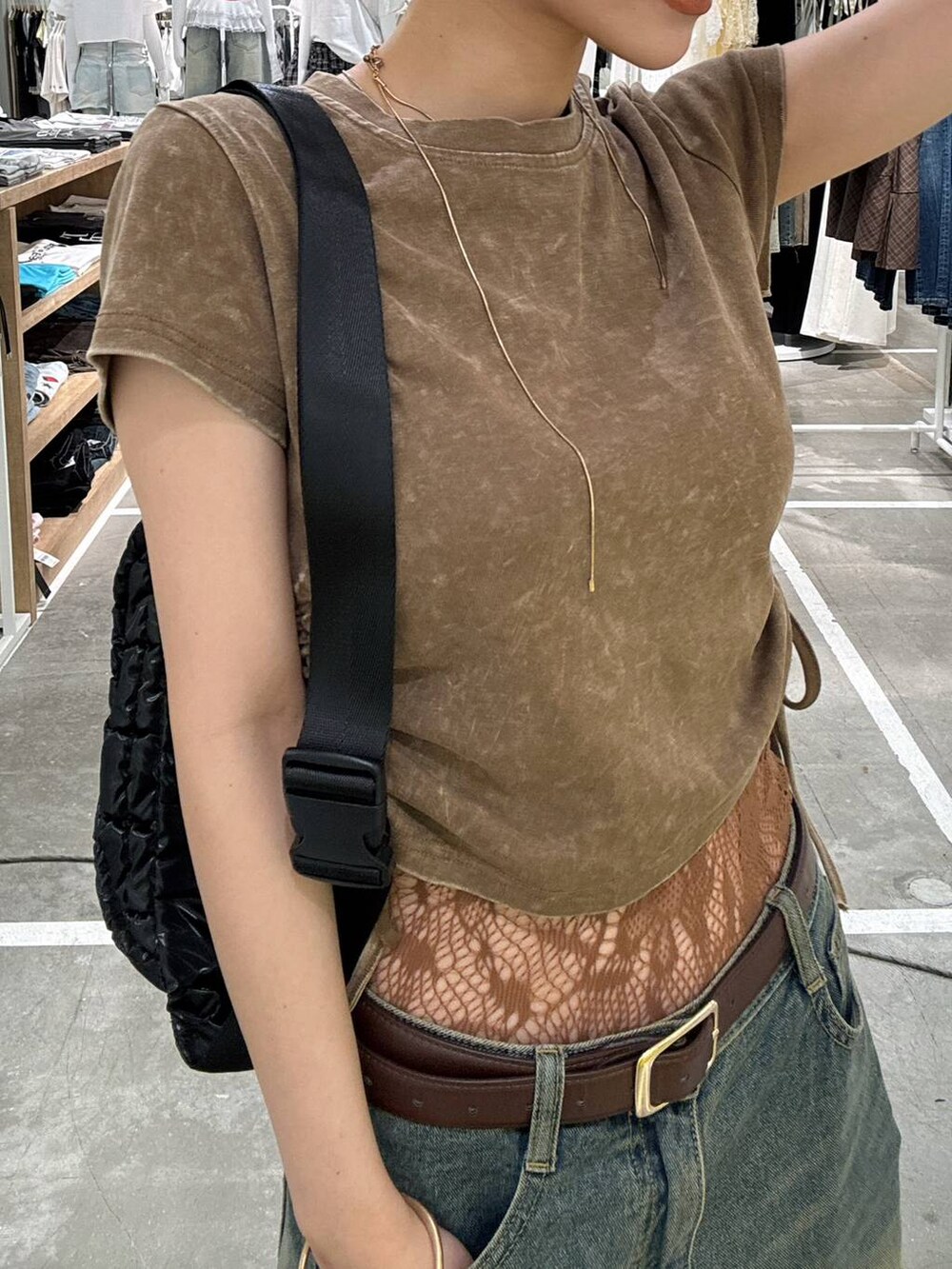 ブルー系のデニムパンツ、ブラウン系のTシャツ/カットソーを着用したレディースの夏コーディネートの3枚目の写真