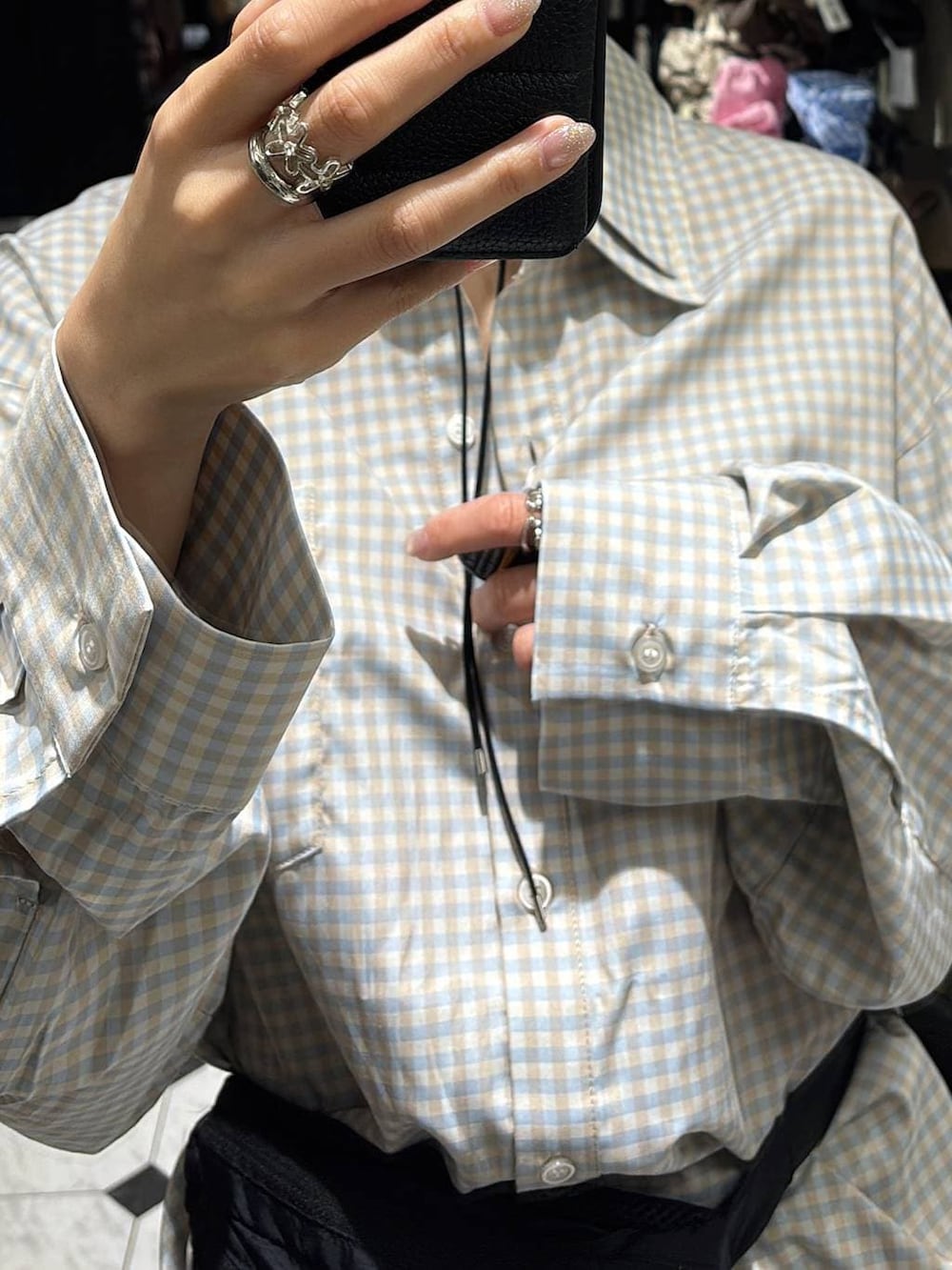 ブルー系のデニムパンツ、ブラック系のボディバッグ/ウエストポーチ、ブラック系のローファーを着用したレディースの春コーディネートの3枚目の写真