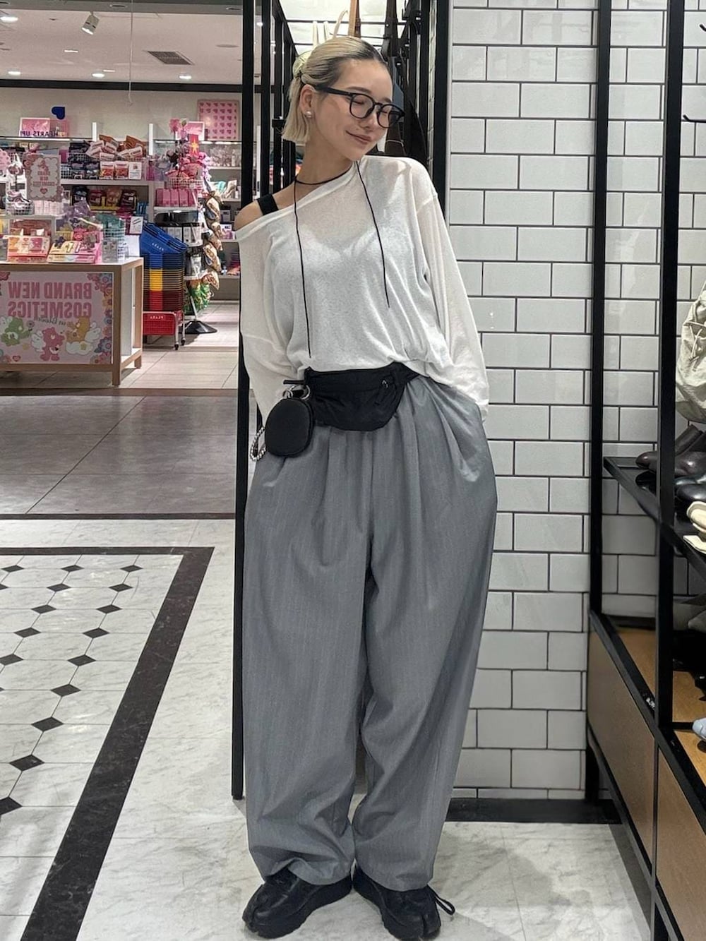 グレー系のその他パンツ、ホワイト系のTシャツ/カットソー、ブラック系のボディバッグ/ウエストポーチを着用したレディースの春コーディネートの4枚目の写真