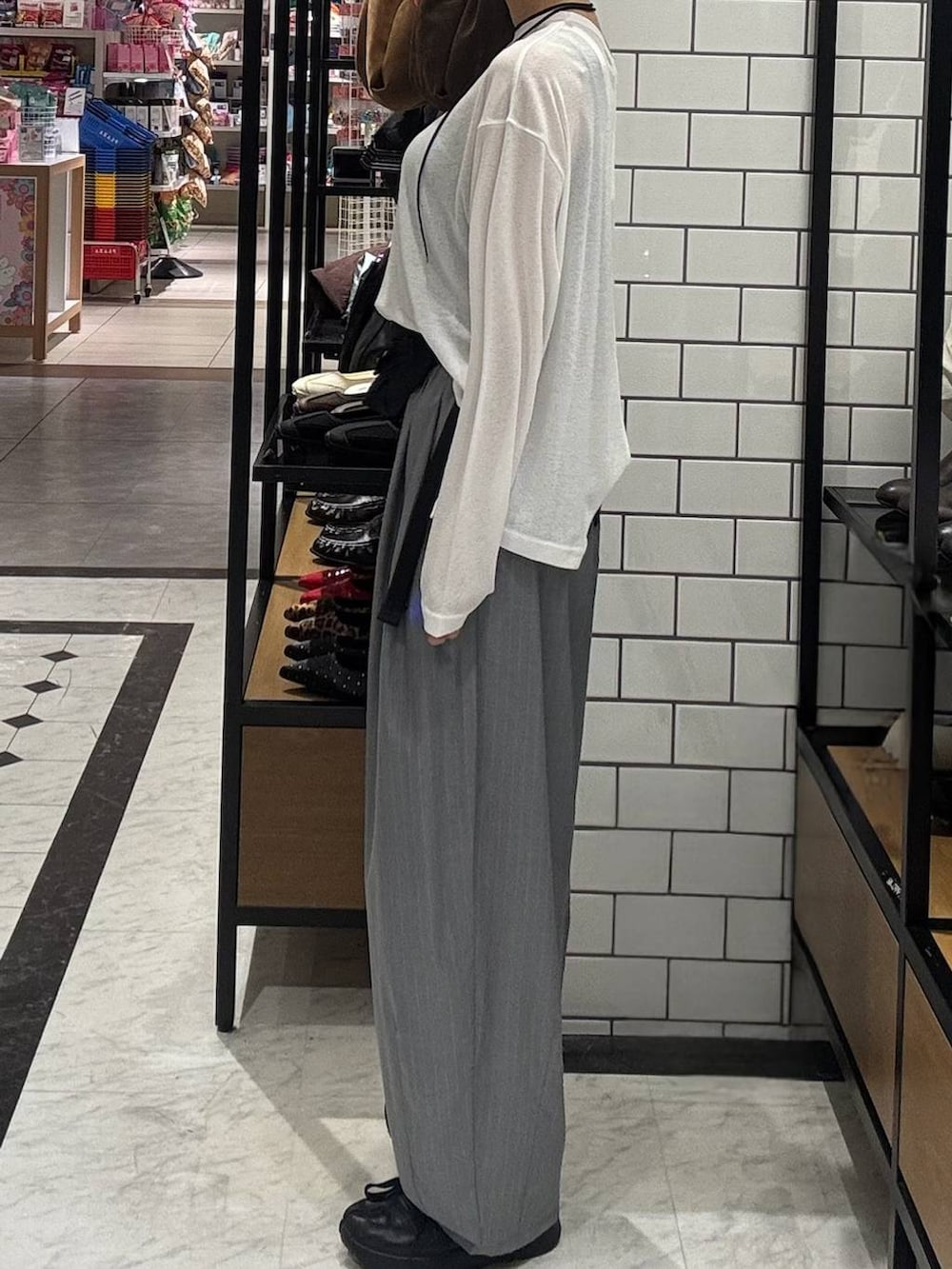 グレー系のその他パンツ、ホワイト系のTシャツ/カットソー、ブラック系のボディバッグ/ウエストポーチを着用したレディースの春コーディネートの3枚目の写真