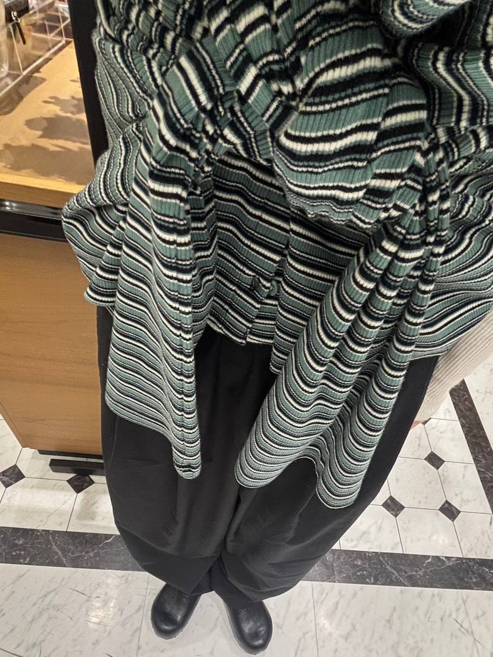 ブラック系のその他パンツ、ブラック系のボディバッグ/ウエストポーチ、ブラック系のサンダルを着用したレディースの春コーディネートの3枚目の写真