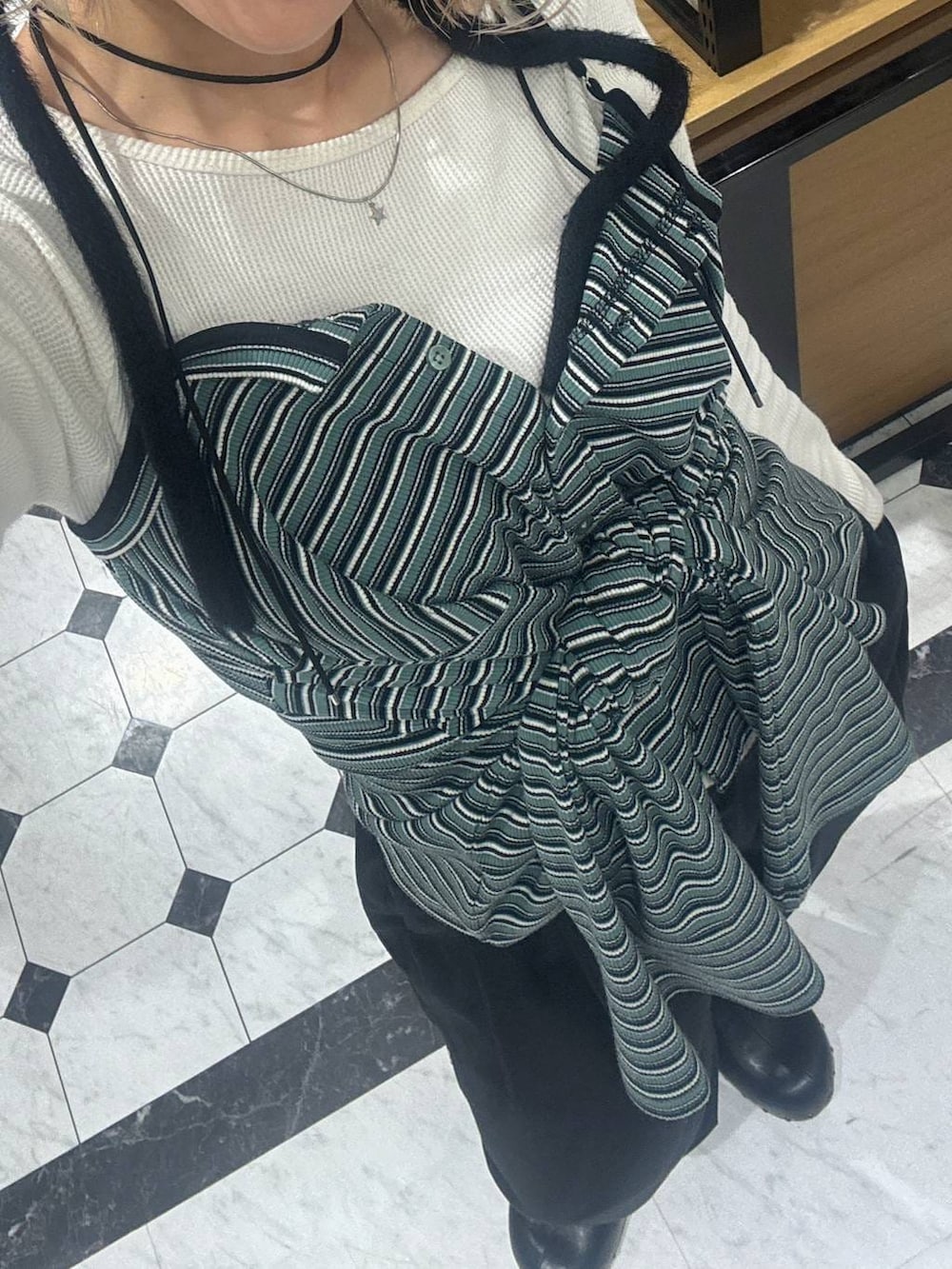 ブラック系のその他パンツ、ブラック系のボディバッグ/ウエストポーチ、ブラック系のサンダルを着用したレディースの春コーディネートの5枚目の写真