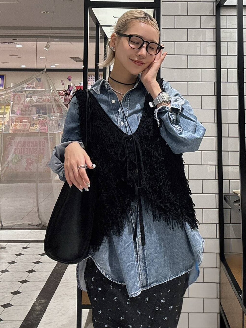 ブラック系のスカート、ブラック系のパンプス、ブルー系のシャツ/ブラウスを着用したレディースの春コーディネートの2枚目の写真