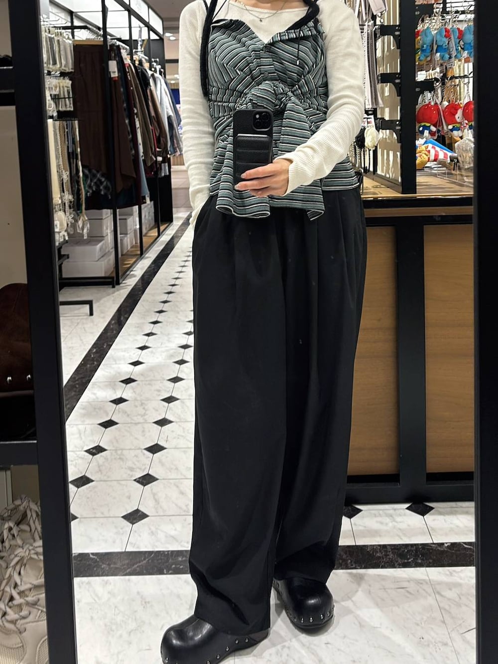 ブラック系のその他パンツ、ブラック系のボディバッグ/ウエストポーチ、ブラック系のサンダルを着用したレディースの春コーディネートの2枚目の写真