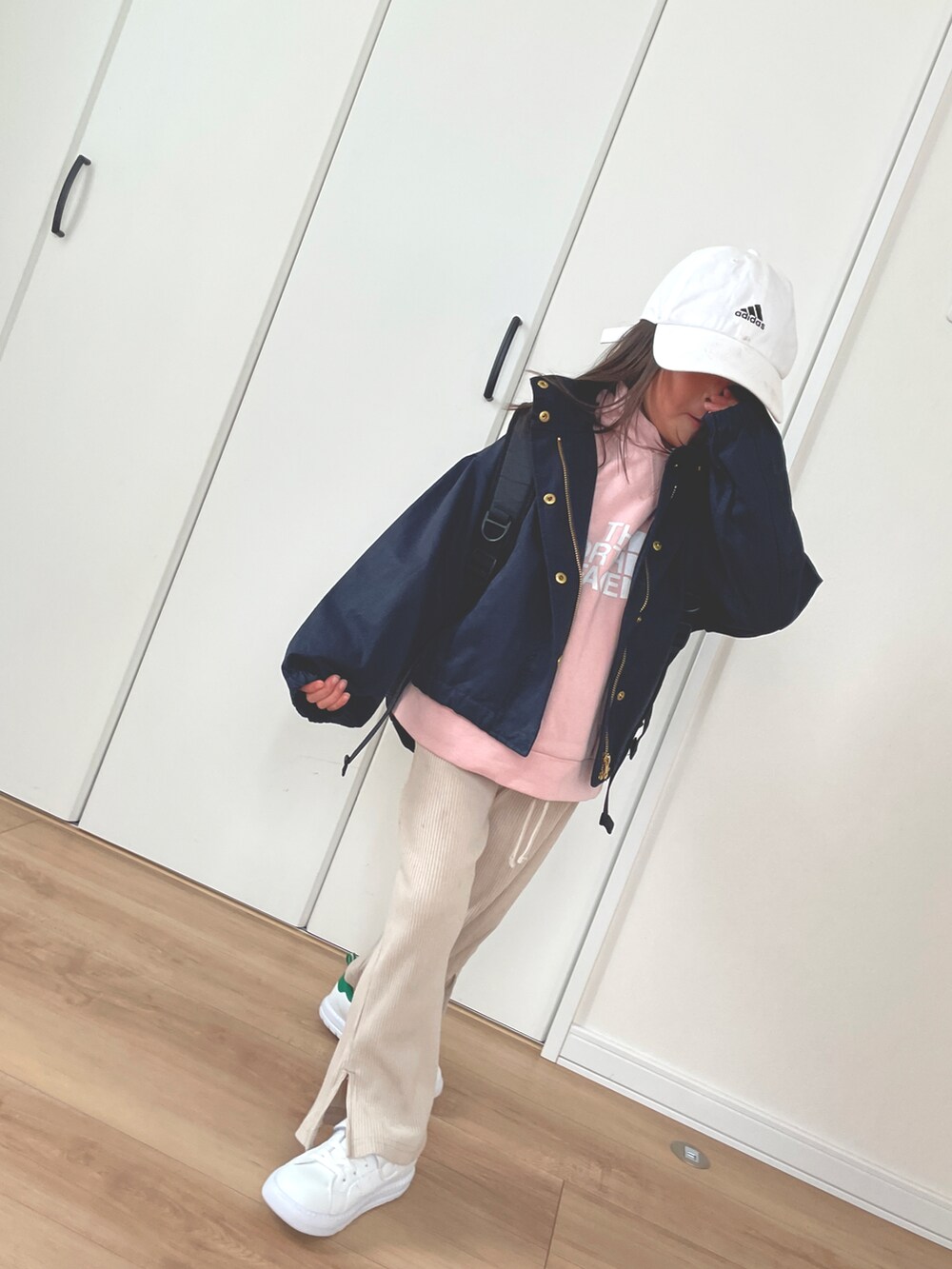 「Birthdayのアイテム（パンツ、ベージュ系）」を使った、yun10aさん（キッズ・110cm）の春コーディネートの3枚目の写真