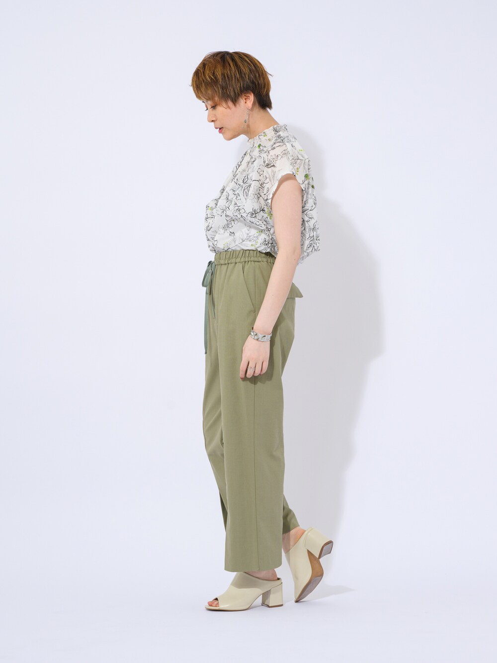 ホワイト系のシャツ/ブラウス、グリーン系のその他パンツを着用したレディースの夏コーディネートの2枚目の写真