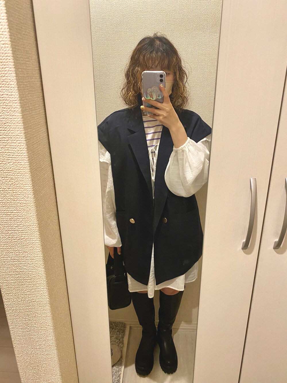 レッド系のジャケット/アウター、ホワイト系のシャツ/ブラウス、ブラック系のブーツを着用したレディースの春コーディネートの2枚目の写真