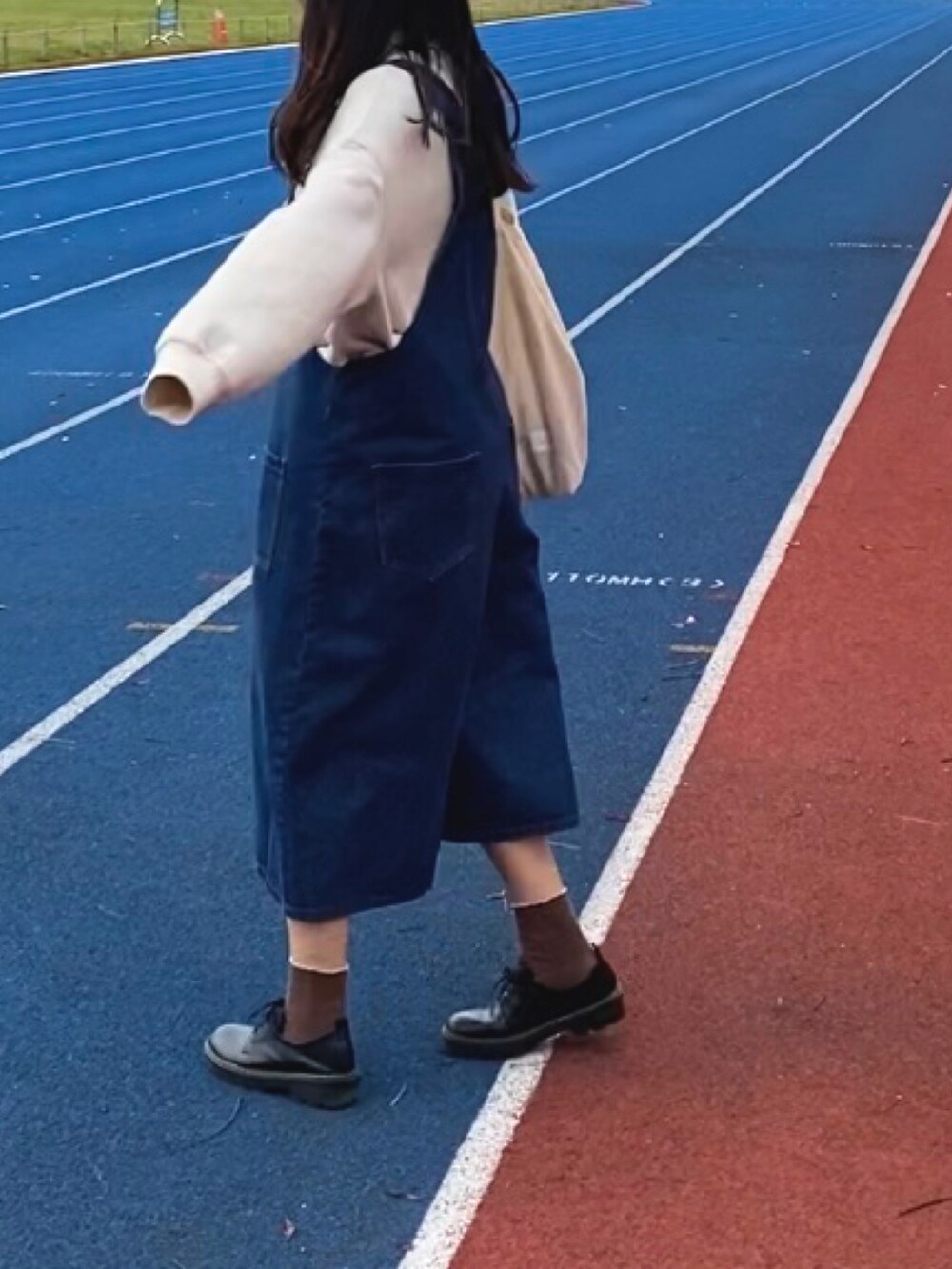 ブルー系のサロペット/オーバーオールを着用したレディースの春コーディネートの3枚目の写真