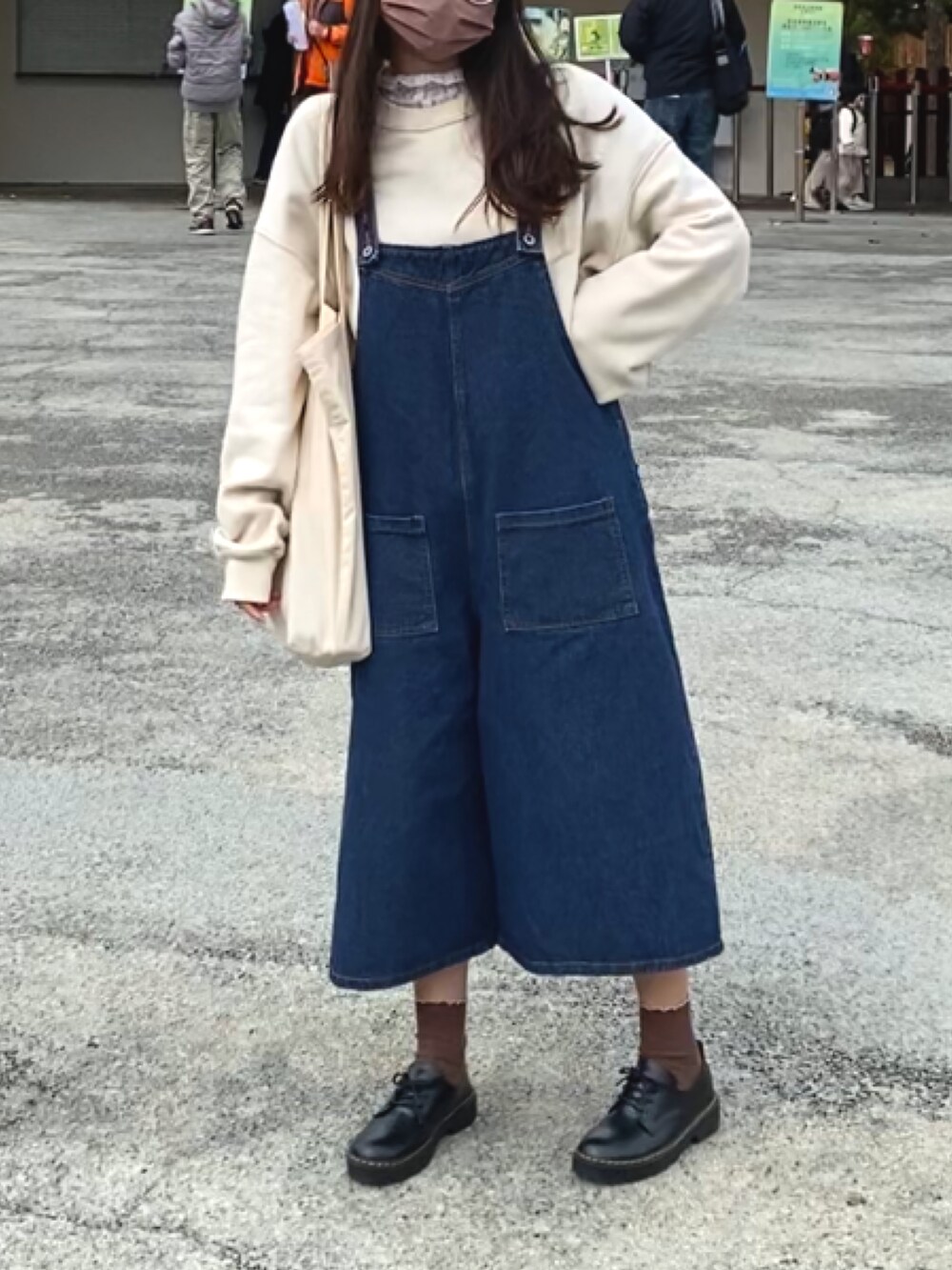 ブルー系のサロペット/オーバーオールを着用したレディースの春コーディネートの2枚目の写真