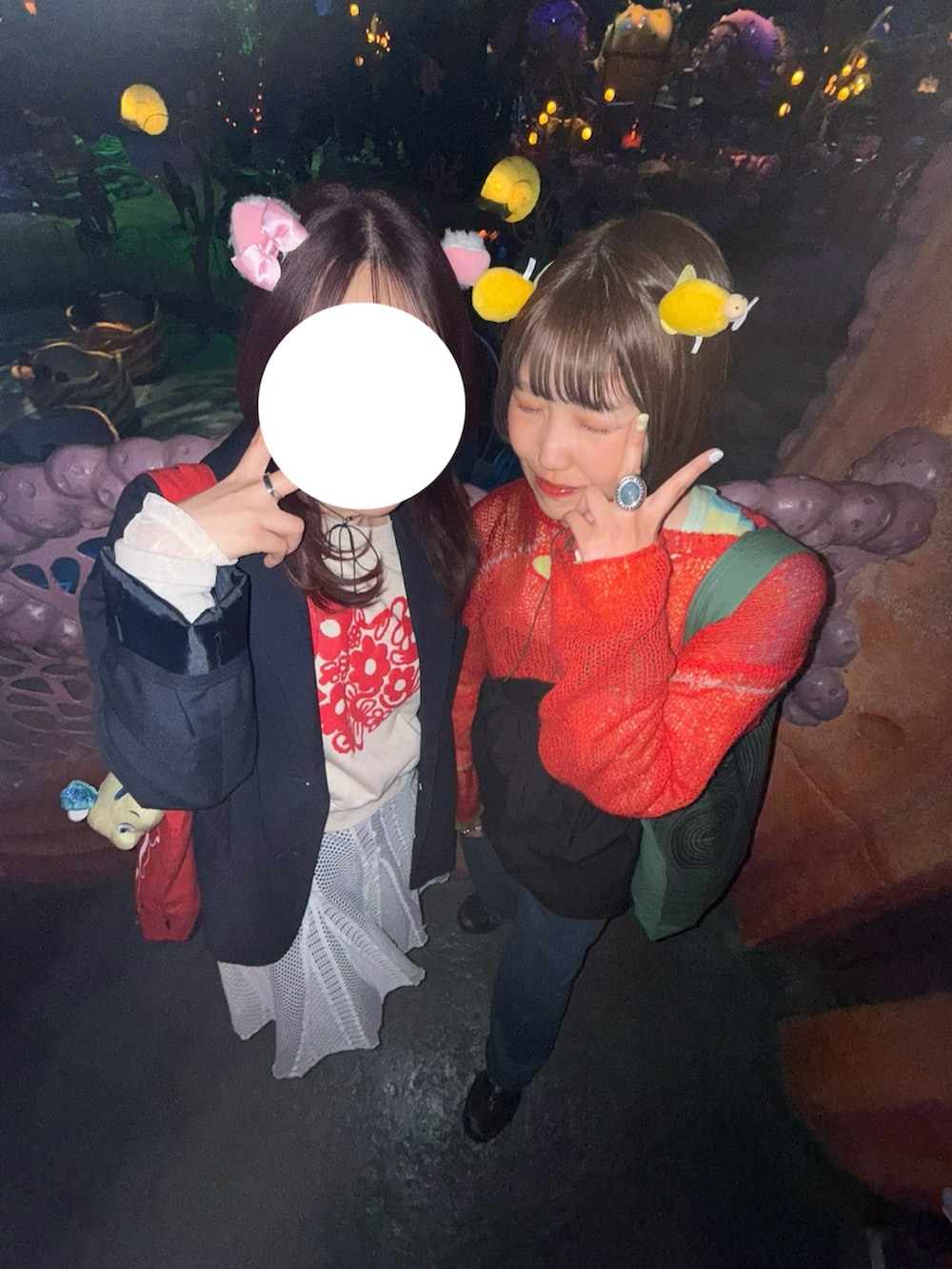 「春めき満開コーデ、春コーデ、ディズニー、ディズニーコーデ、SALOMON、Kastane、PAMM、休日スタイル、アパレルスタッフ、デニムコーデ、春服コーデ、おでかけコーデ、カラーニット、ボブ、低身長コーデ」｜「PAMMの海辺の一日のショートニット（ニット/セーター、レッド系）」を使った、アさん（骨格ウェーブ・レディース・154cm）の春コーディネートの3枚目の写真