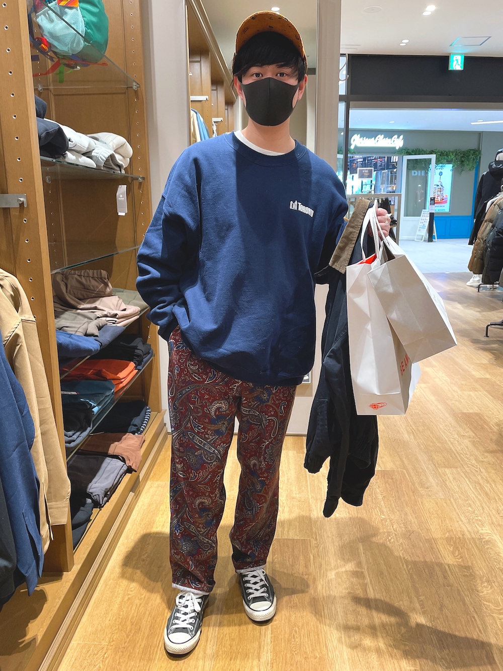 ブルー系のスニーカー、レッド系のその他パンツを着用したメンズの冬コーディネートの2枚目の写真