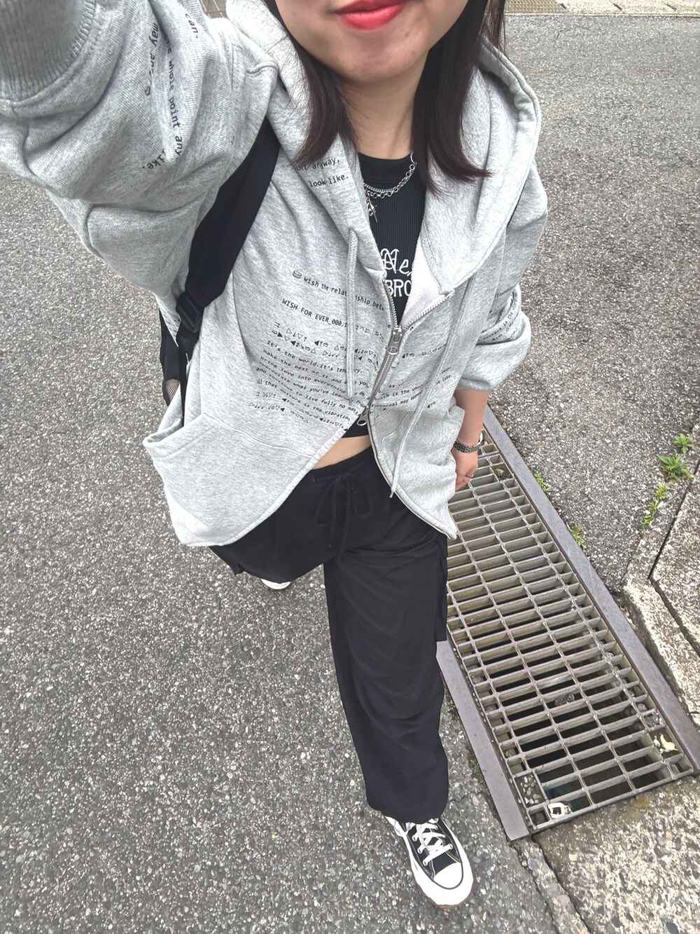 ブラック系のタンクトップ、ブラック系のカーゴパンツ、ブラック系のスニーカーを着用したレディースの春コーディネートの3枚目の写真