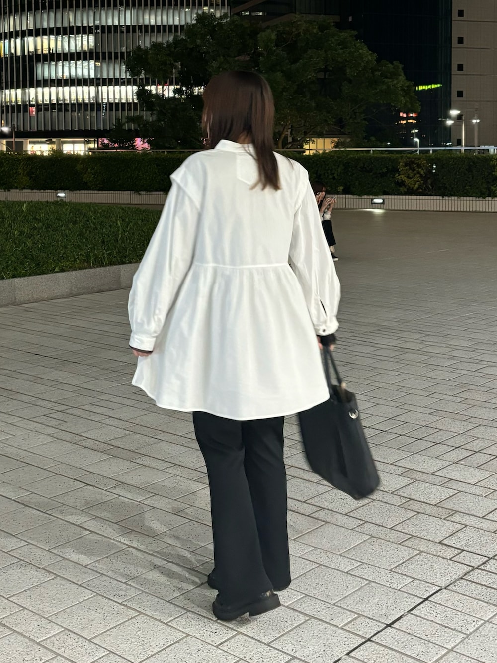 ブラック系のトートバッグ、ブラック系のローファー、ホワイト系のシャツ/ブラウスを着用したレディースの秋コーディネートの2枚目の写真