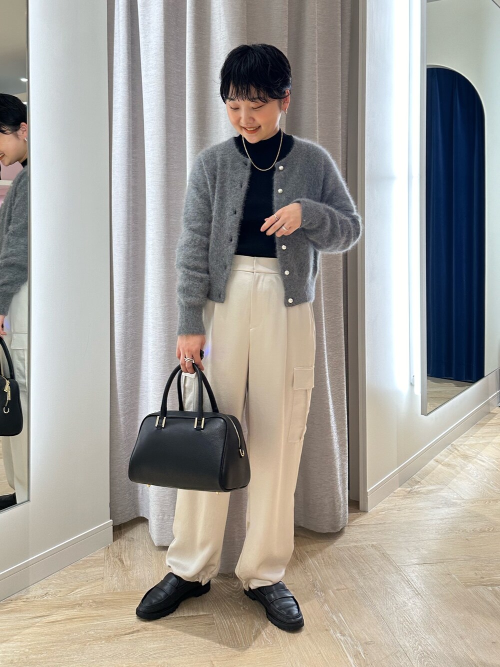 ベージュ系のカーゴパンツ、ブラック系のニット/セーター、グレー系のカーディガン/ボレロを着用したレディースの秋コーディネートの2枚目の写真