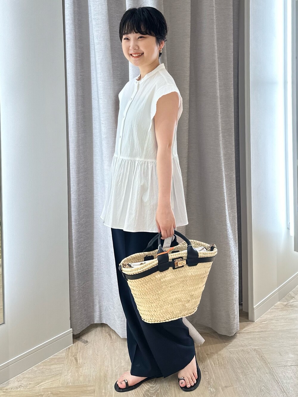 ホワイト系のシャツ/ブラウス、ブルー系のその他パンツを着用したレディースの夏コーディネートの2枚目の写真