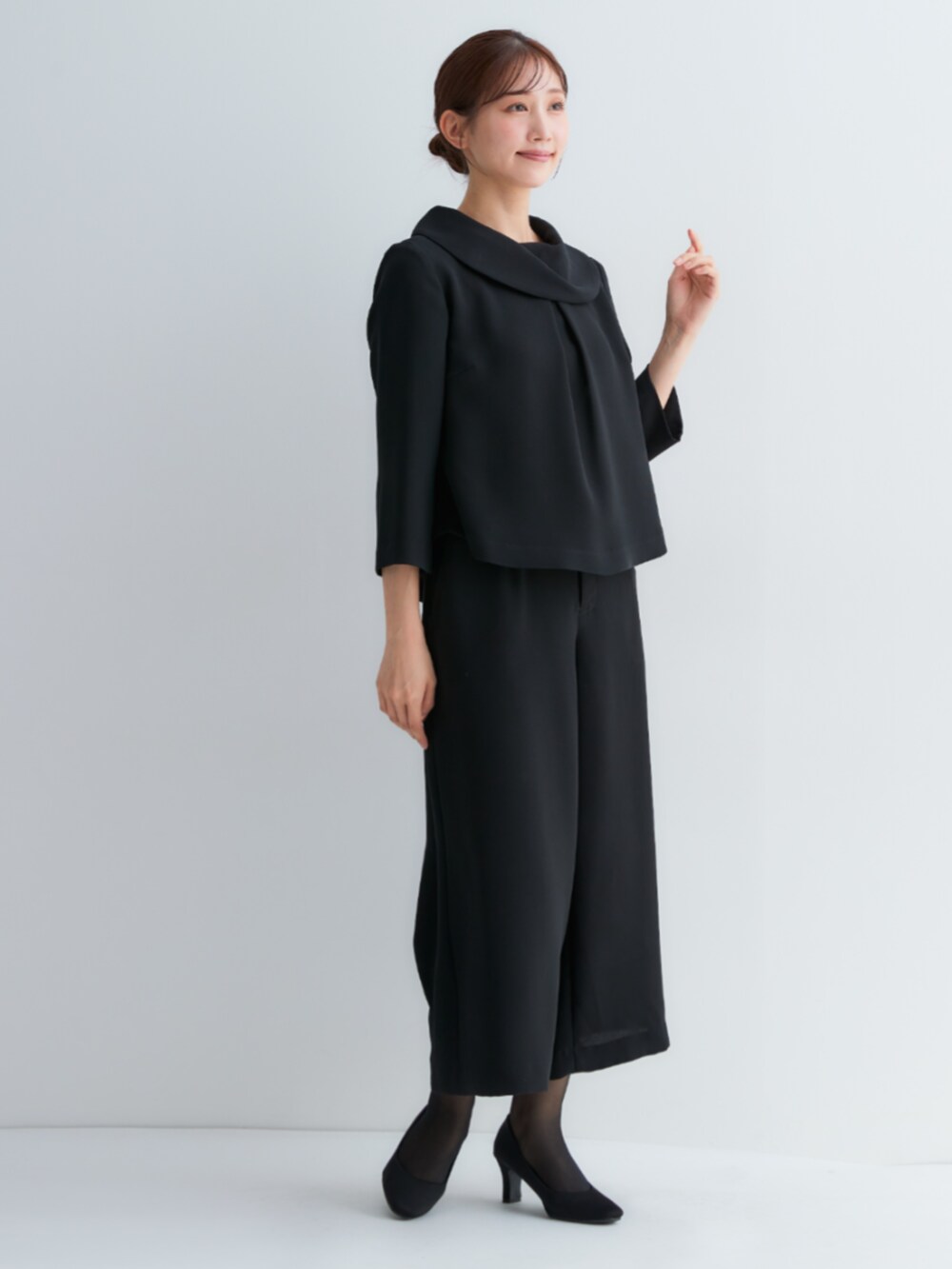 ブラック系のスーツセット、ブラック系のスーツセットを着用したレディースの夏コーディネートの3枚目の写真