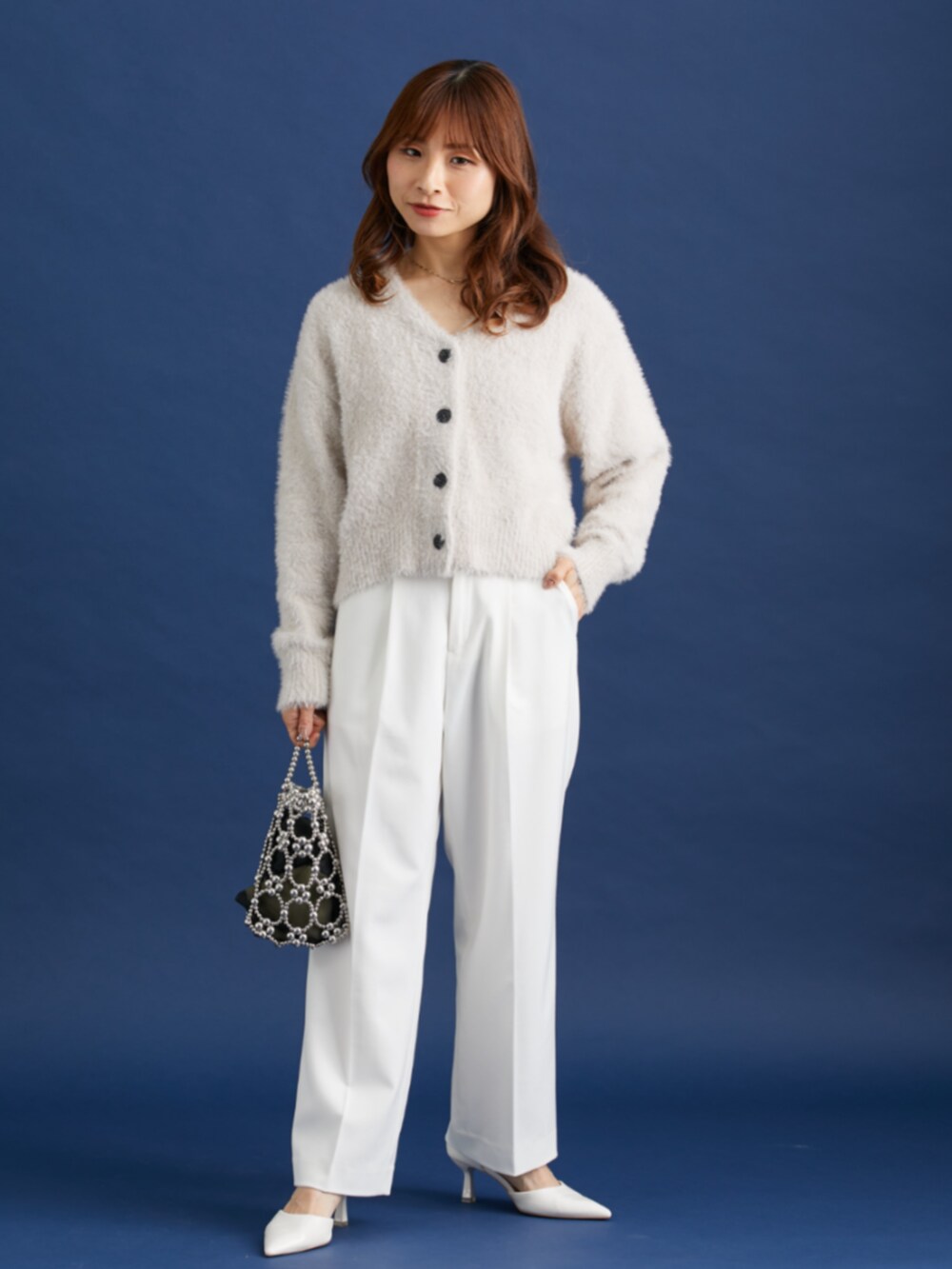 ホワイト系のニット/セーター、ホワイト系のパンツ、ホワイト系のニット/セーターを着用したレディースの秋コーディネートの3枚目の写真