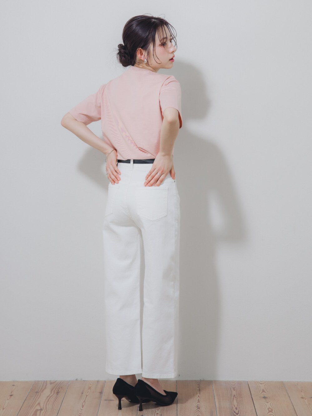 ピンク系のTシャツ/カットソー、ピンク系のTシャツ/カットソー、ホワイト系のパンツを着用したレディースの春コーディネートの3枚目の写真