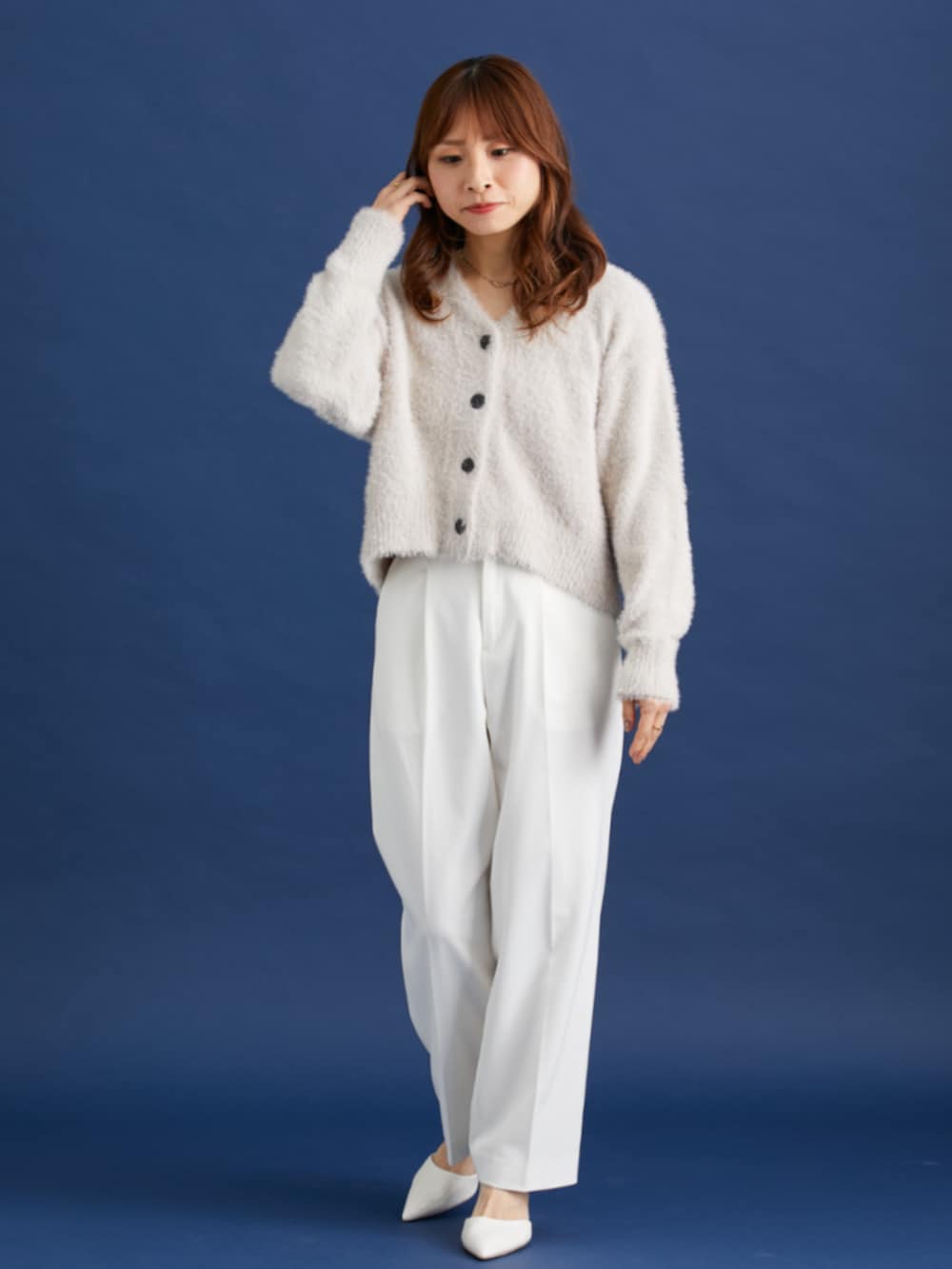 ホワイト系のニット/セーター、ホワイト系のパンツ、ホワイト系のニット/セーターを着用したレディースの秋コーディネートの2枚目の写真