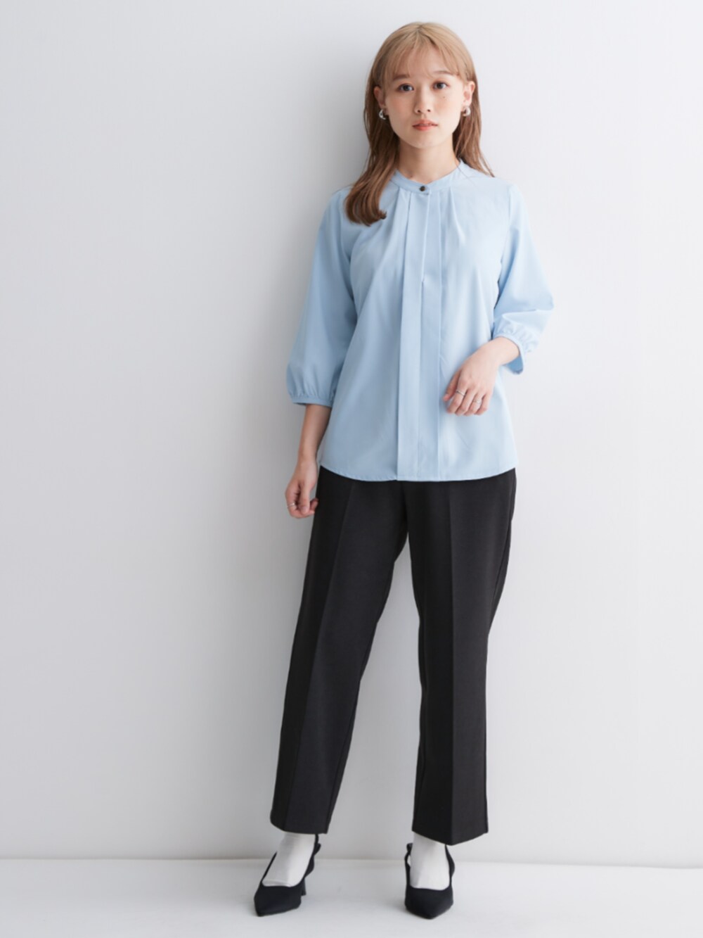 ブラック系のパンツ、ブルー系のシャツ/ブラウス、ブラック系のスラックスを着用したレディースの夏コーディネートの3枚目の写真