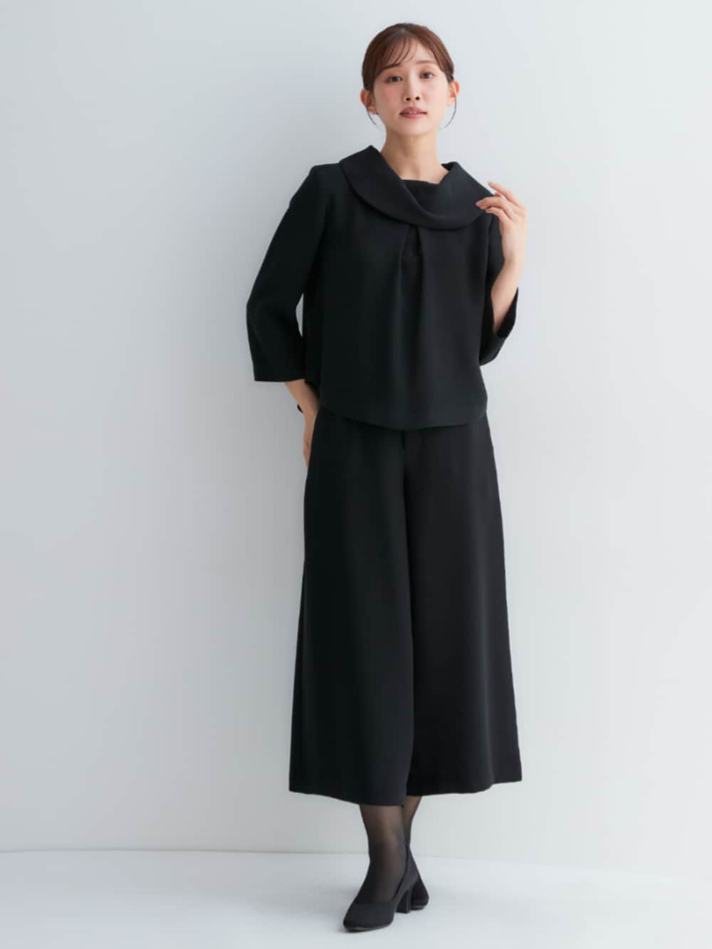 ブラック系のスーツセット、ブラック系のスーツセットを着用したレディースの夏コーディネートの2枚目の写真