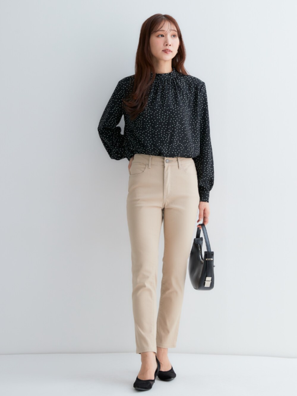 ベージュ系のその他パンツ、その他のシャツ/ブラウス、ベージュ系のパンツを着用したレディースの秋コーディネートの3枚目の写真